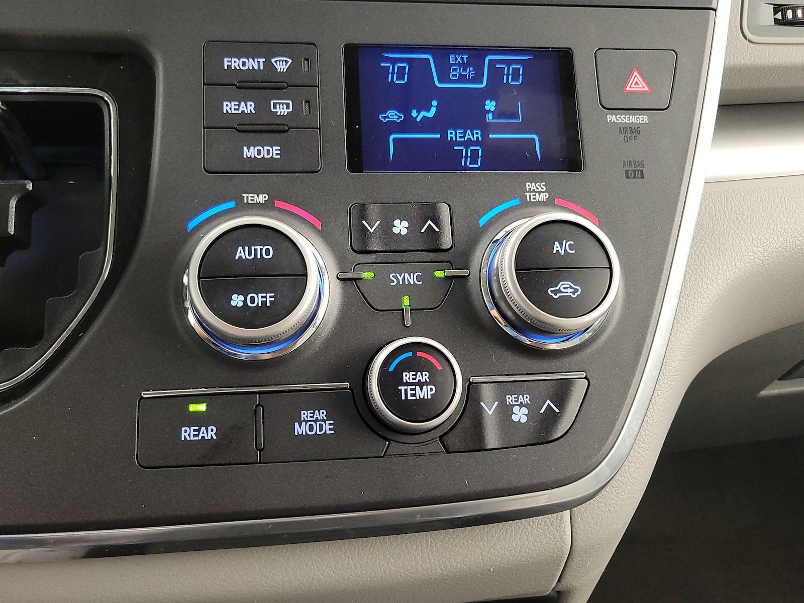 2017 Toyota Sienna LE - Photo 17