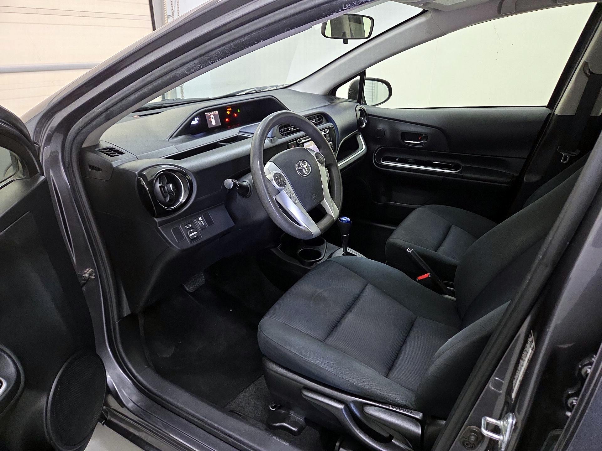 Thumbnail: 2015 Toyota Prius c - 11