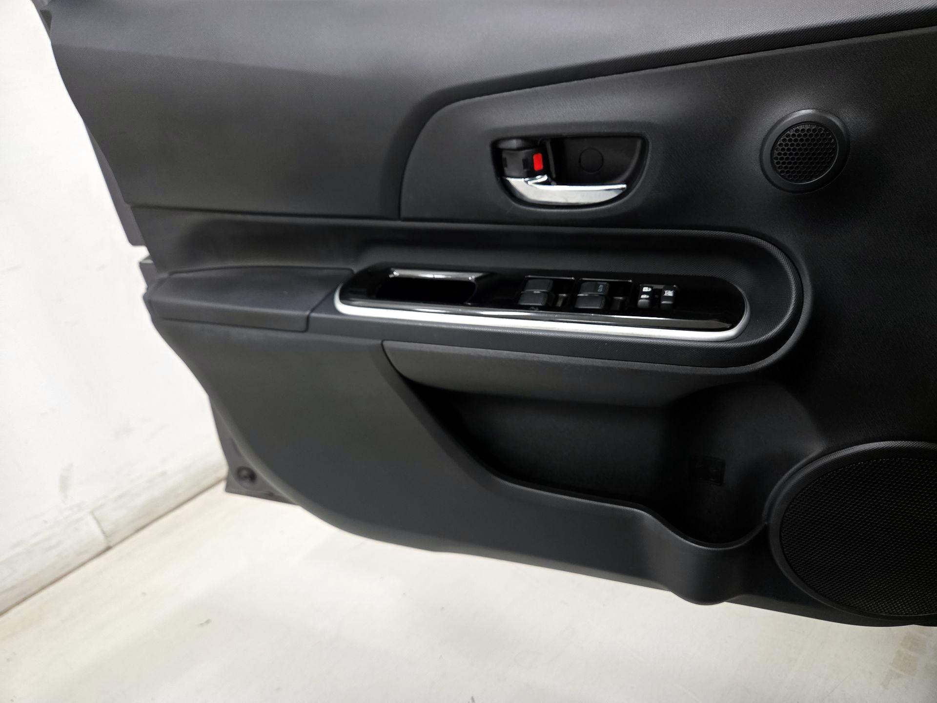 Thumbnail: 2015 Toyota Prius c - 12