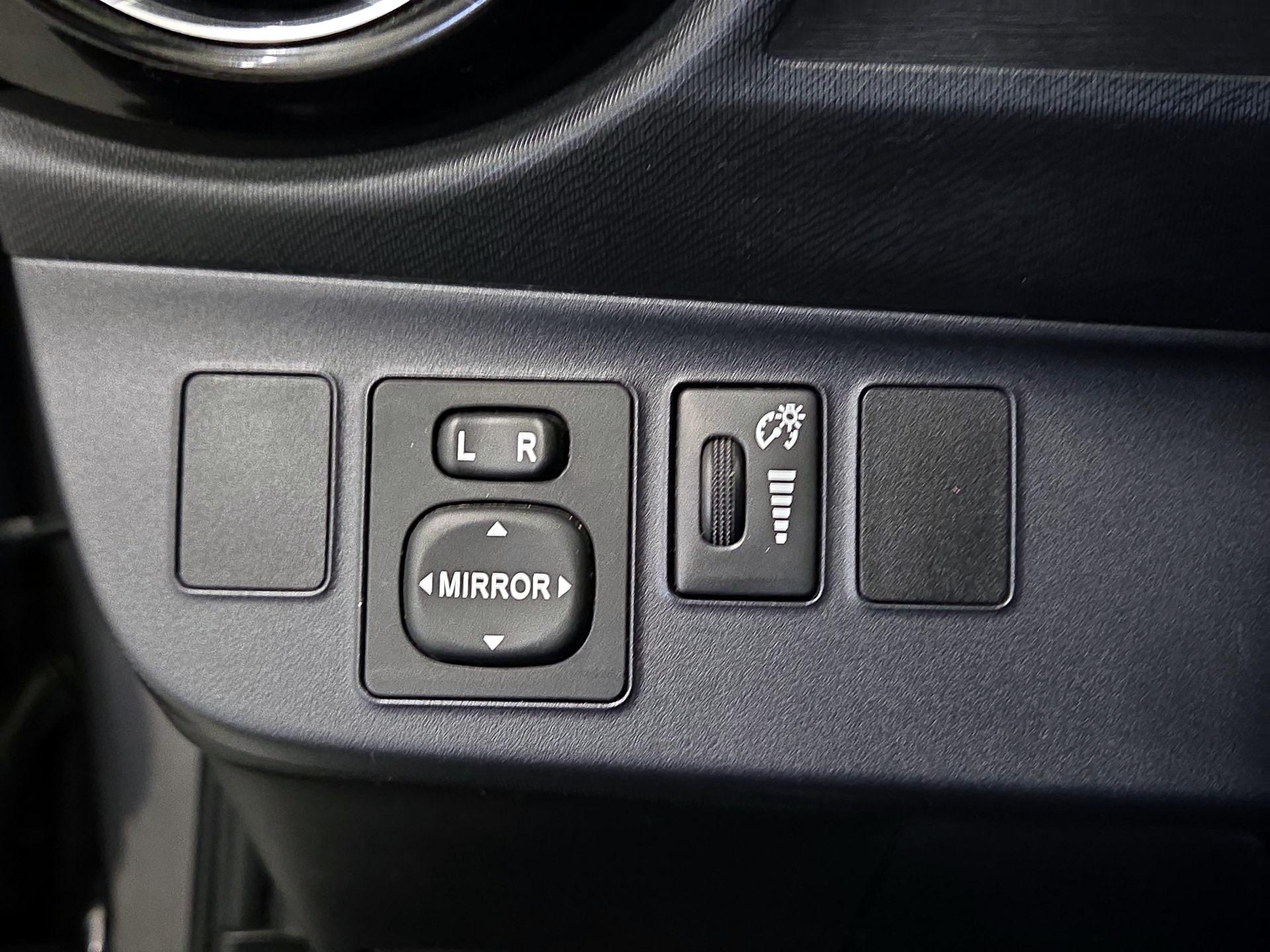Thumbnail: 2015 Toyota Prius c - 13