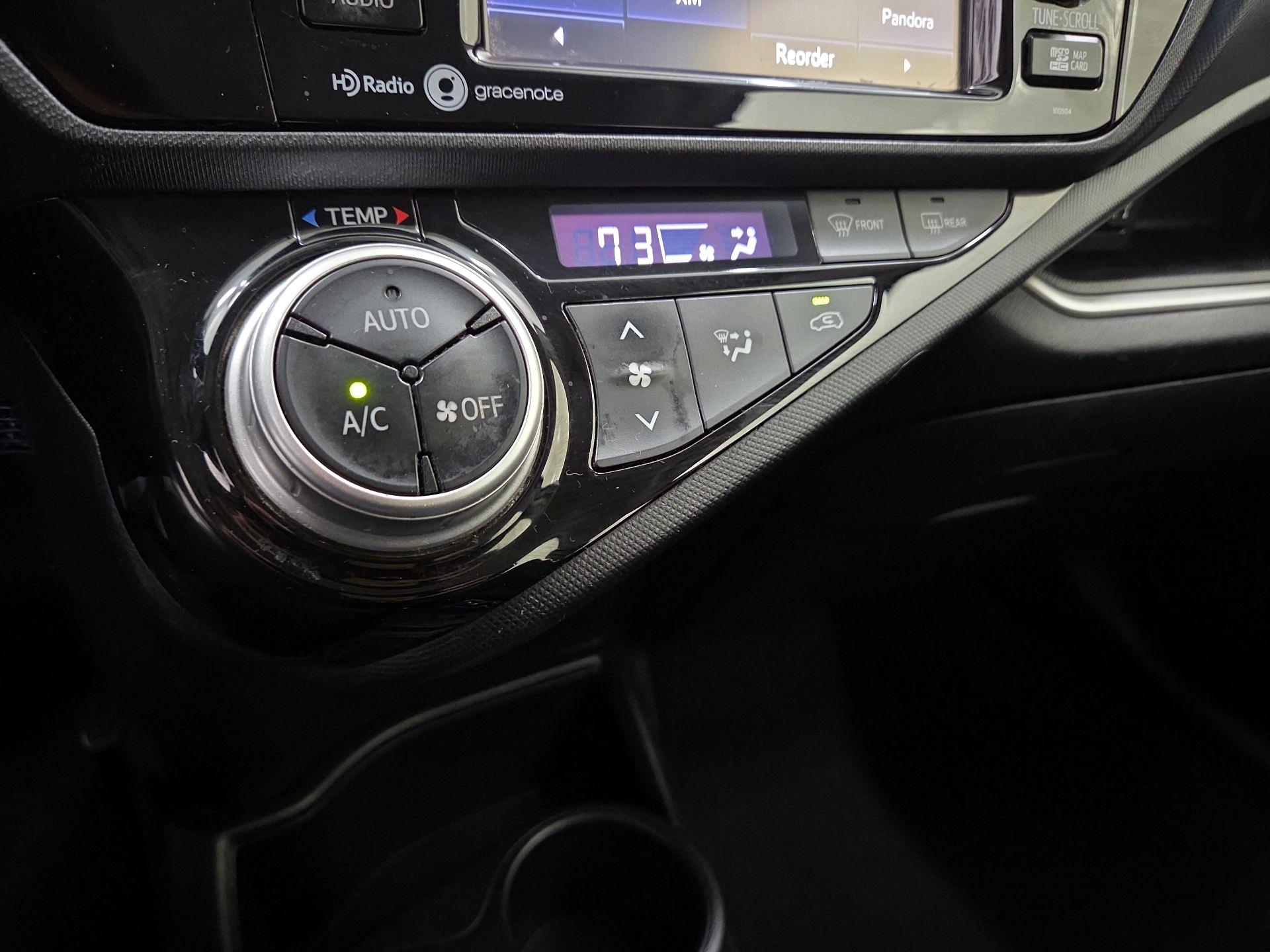 Thumbnail: 2015 Toyota Prius c - 15