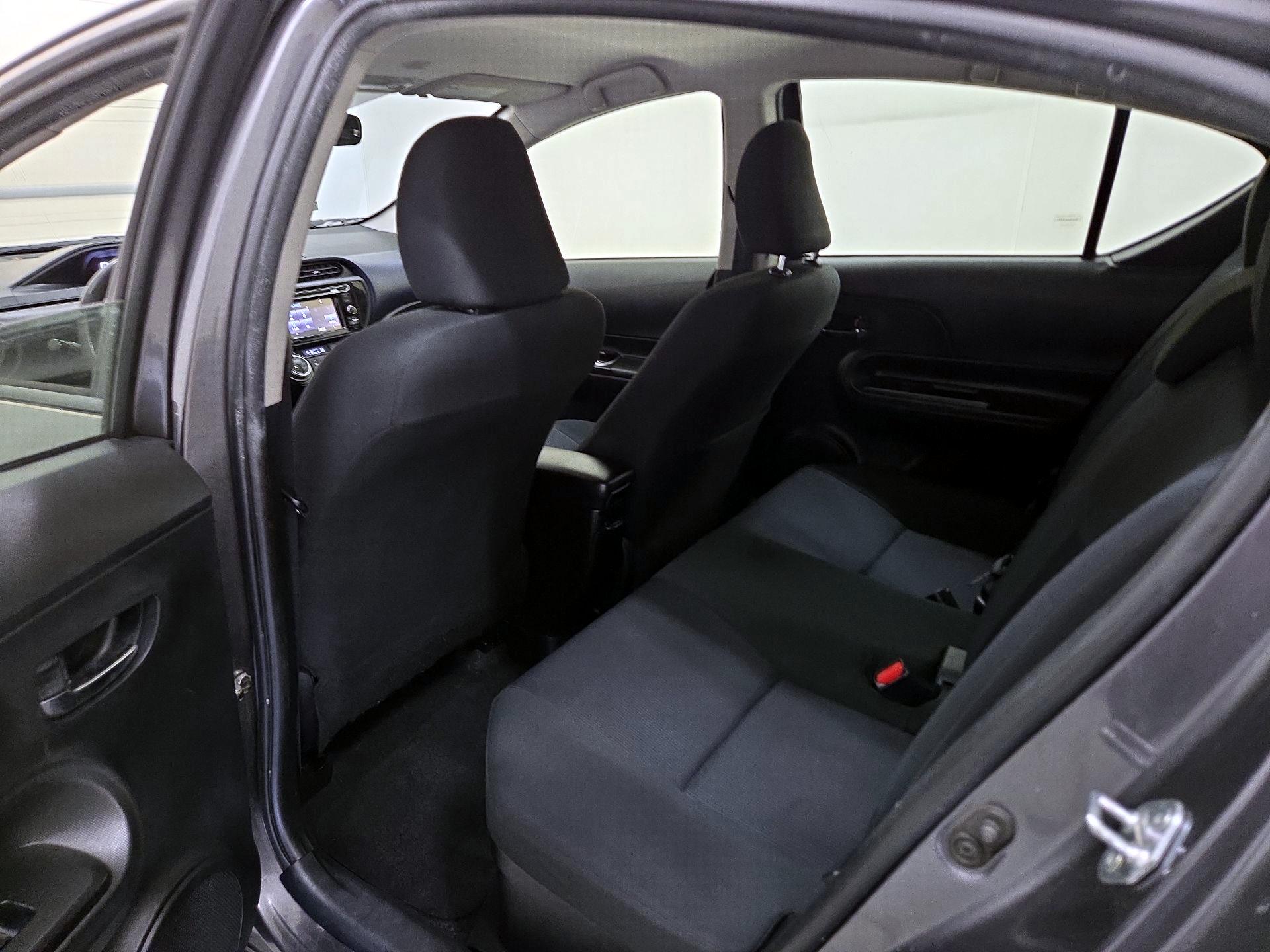 Thumbnail: 2015 Toyota Prius c - 17