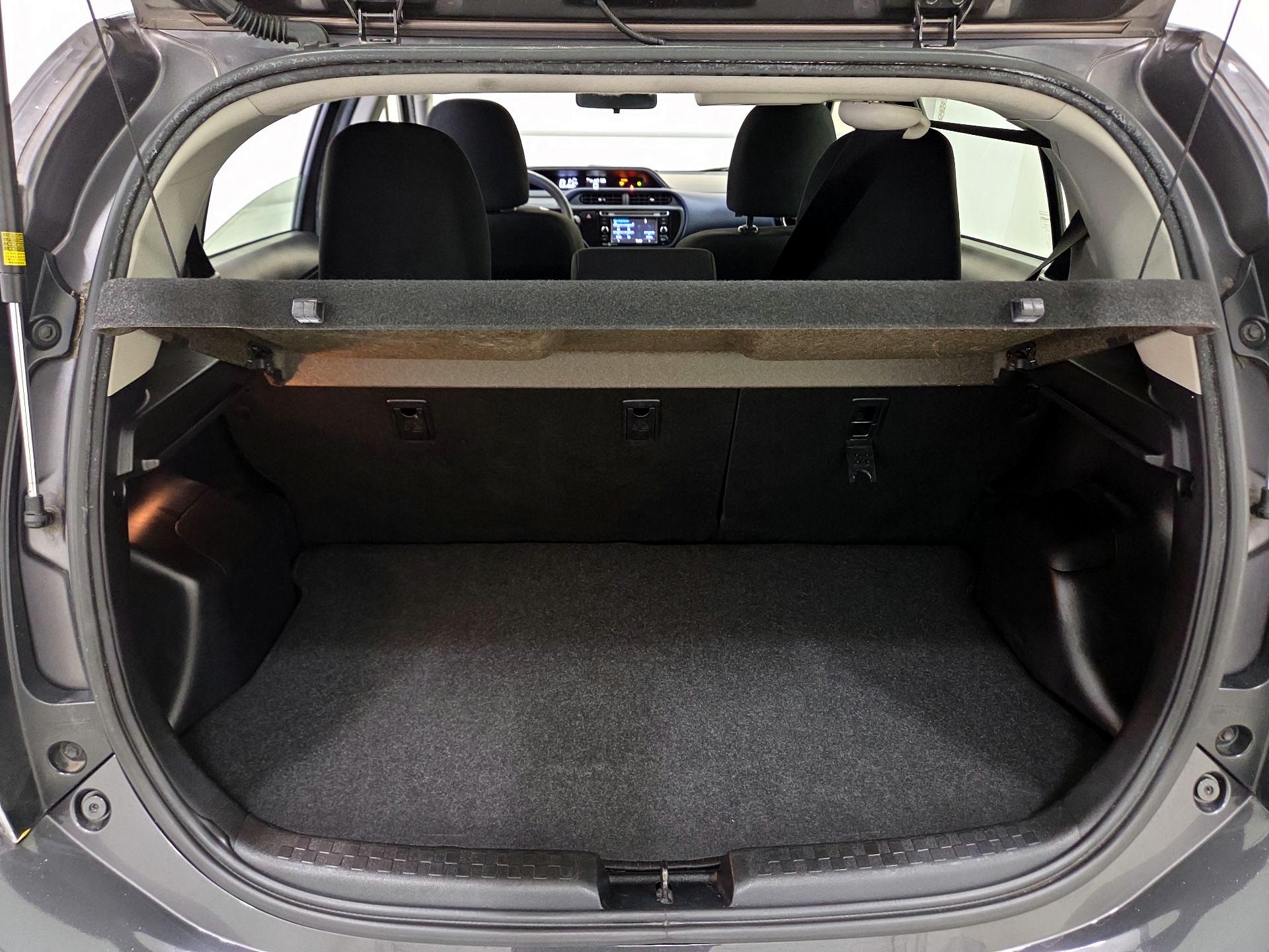 Thumbnail: 2015 Toyota Prius c - 18