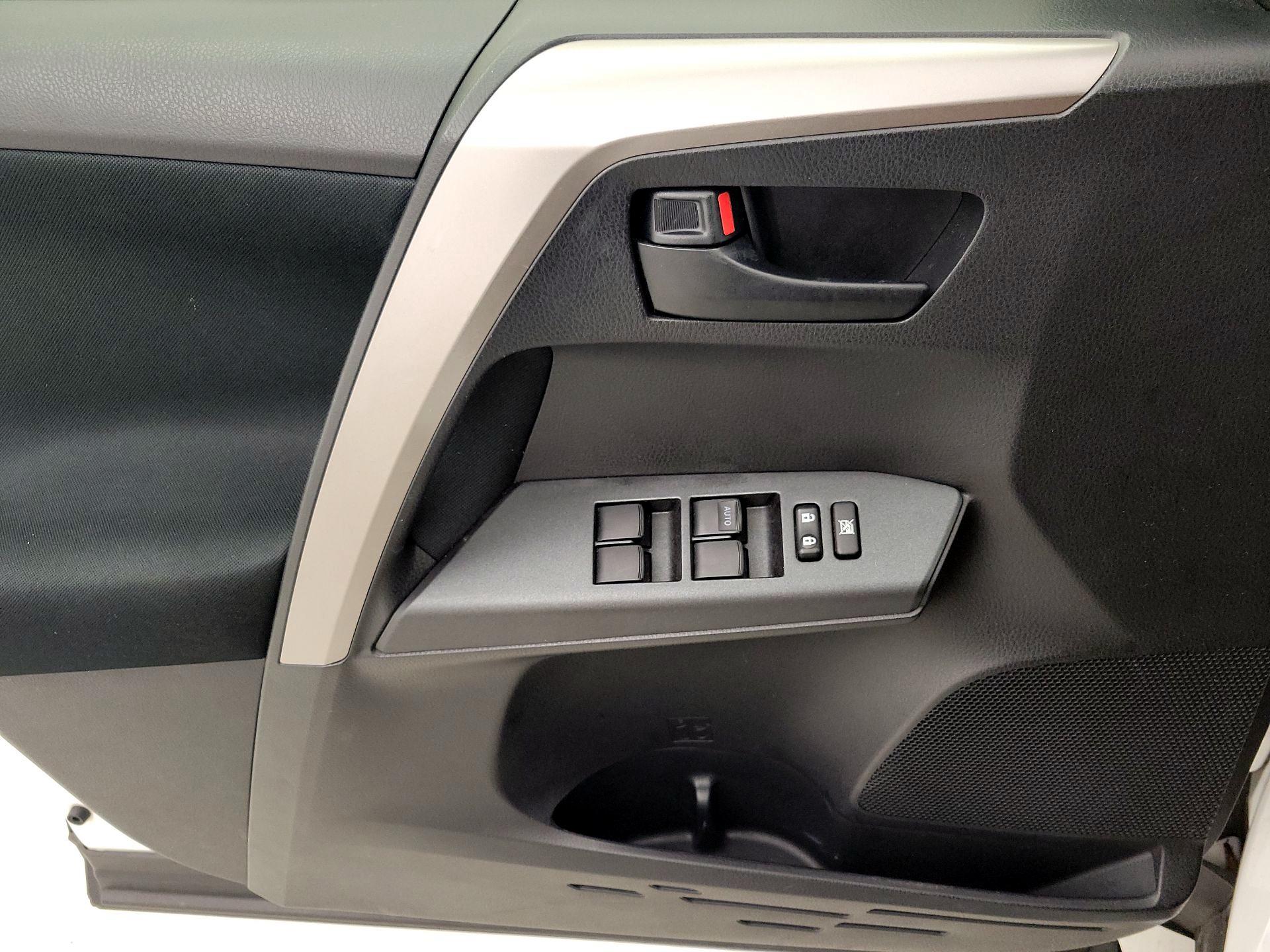 Thumbnail: 2018 Toyota RAV4 - 12