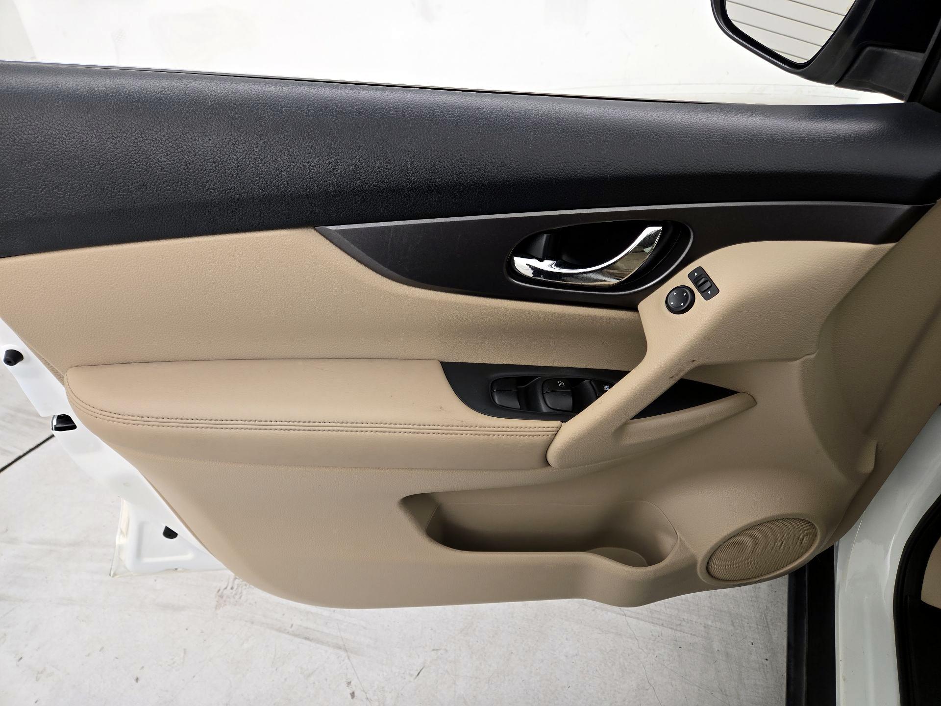 Thumbnail: 2016 Nissan Rogue - 12