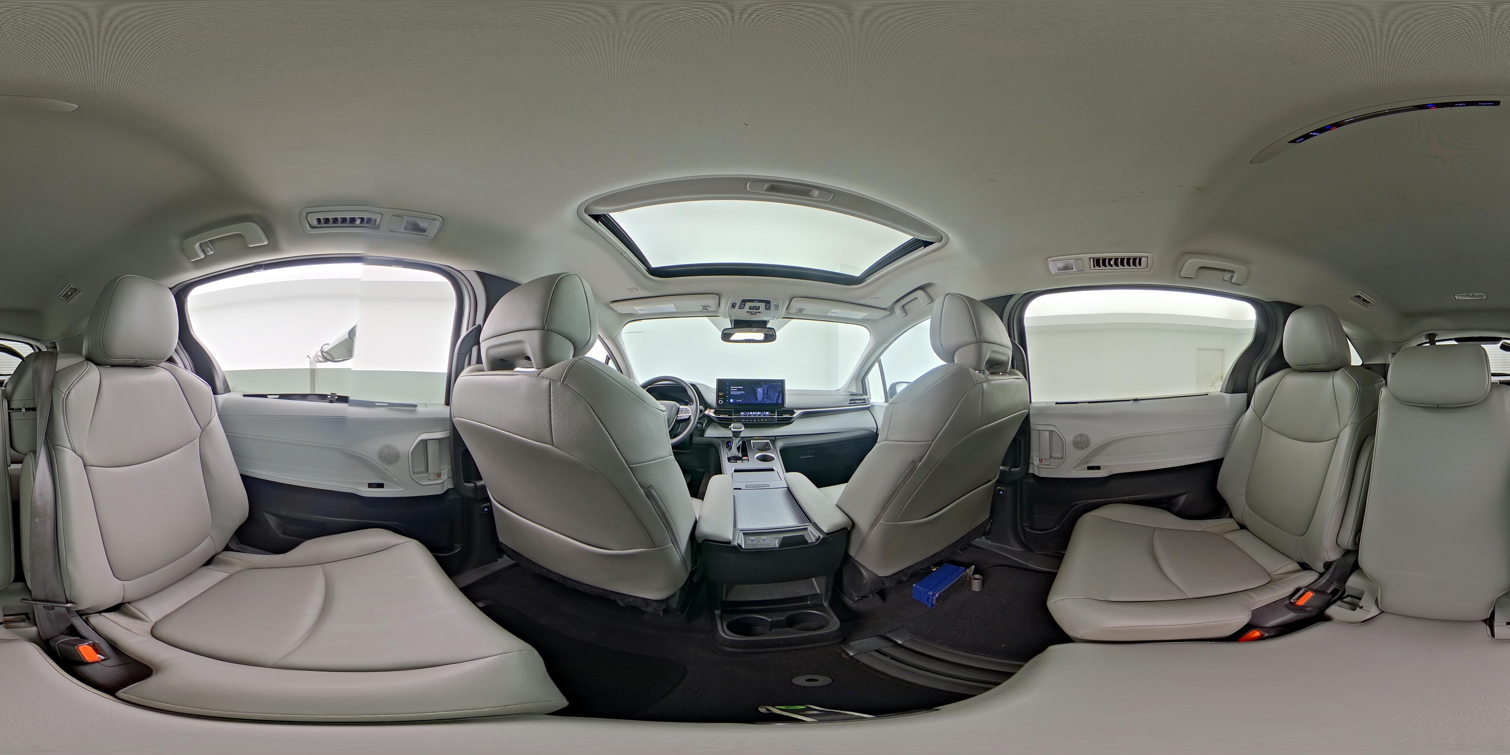 2025 Toyota Sienna XLE - Photo 28