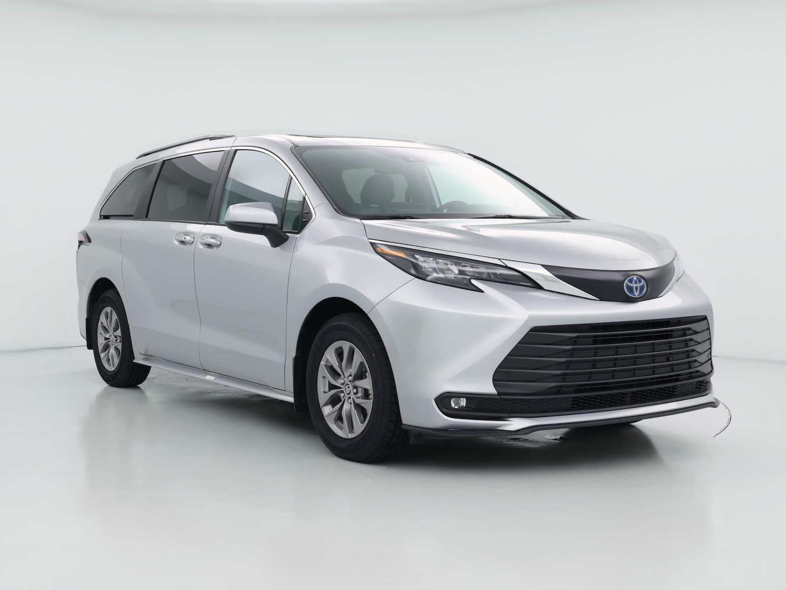 2025 Toyota Sienna XLE - Photo 1