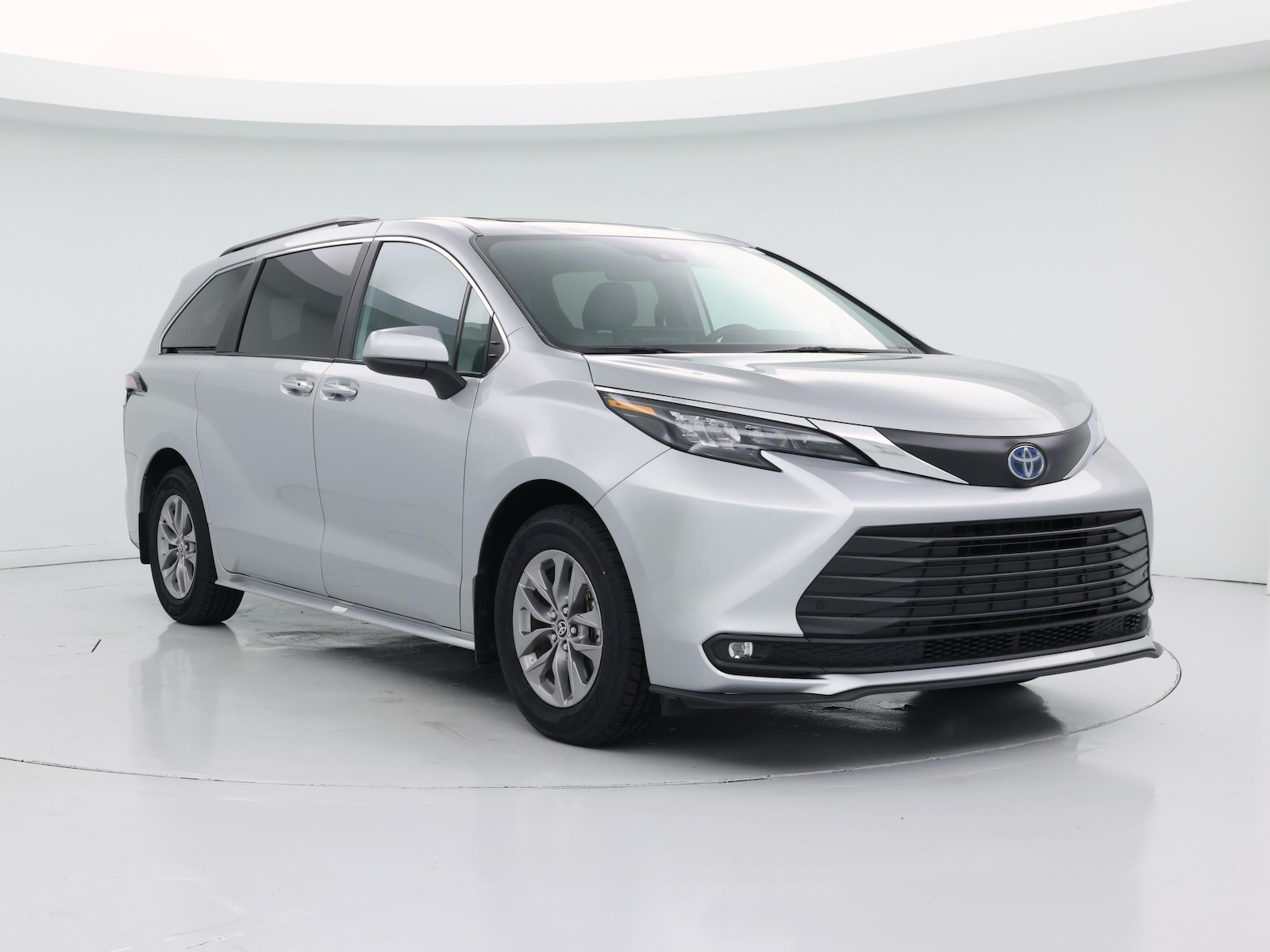 2025 Toyota Sienna XLE - Photo 2