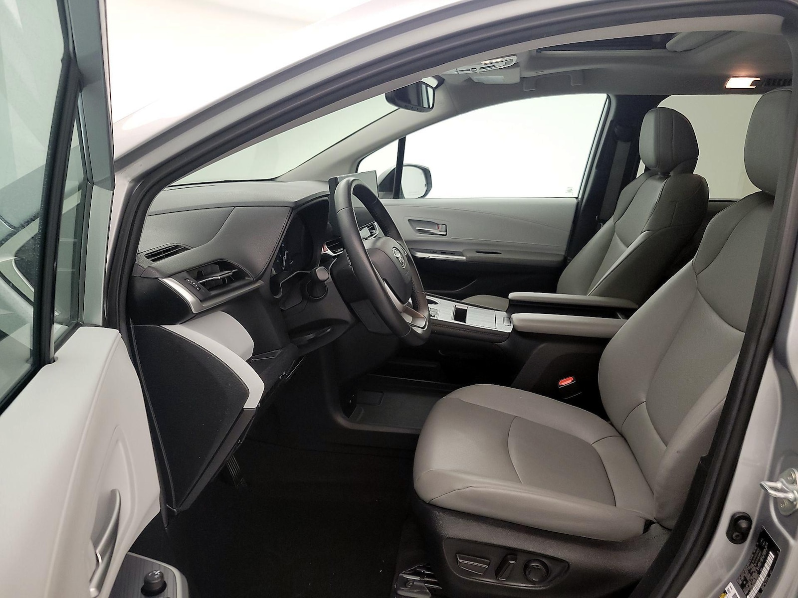 2025 Toyota Sienna XLE - Photo 12
