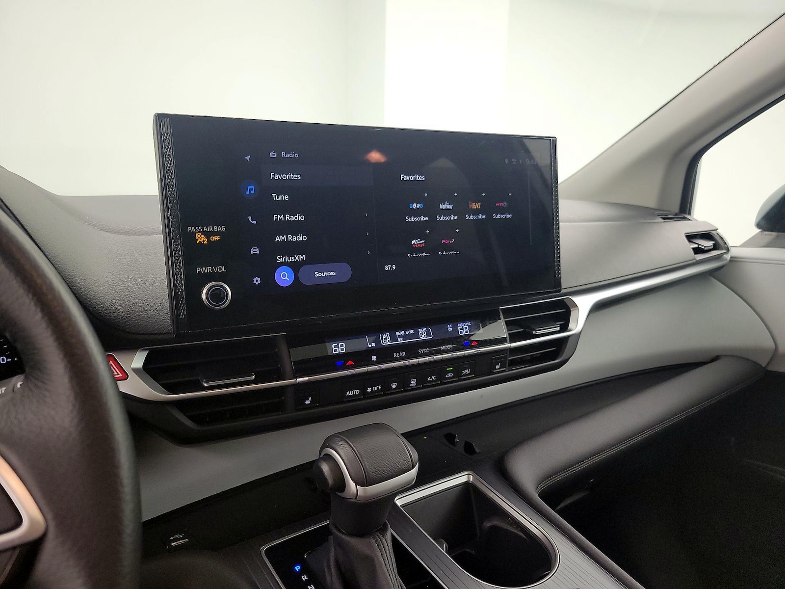 2025 Toyota Sienna XLE - Photo 16