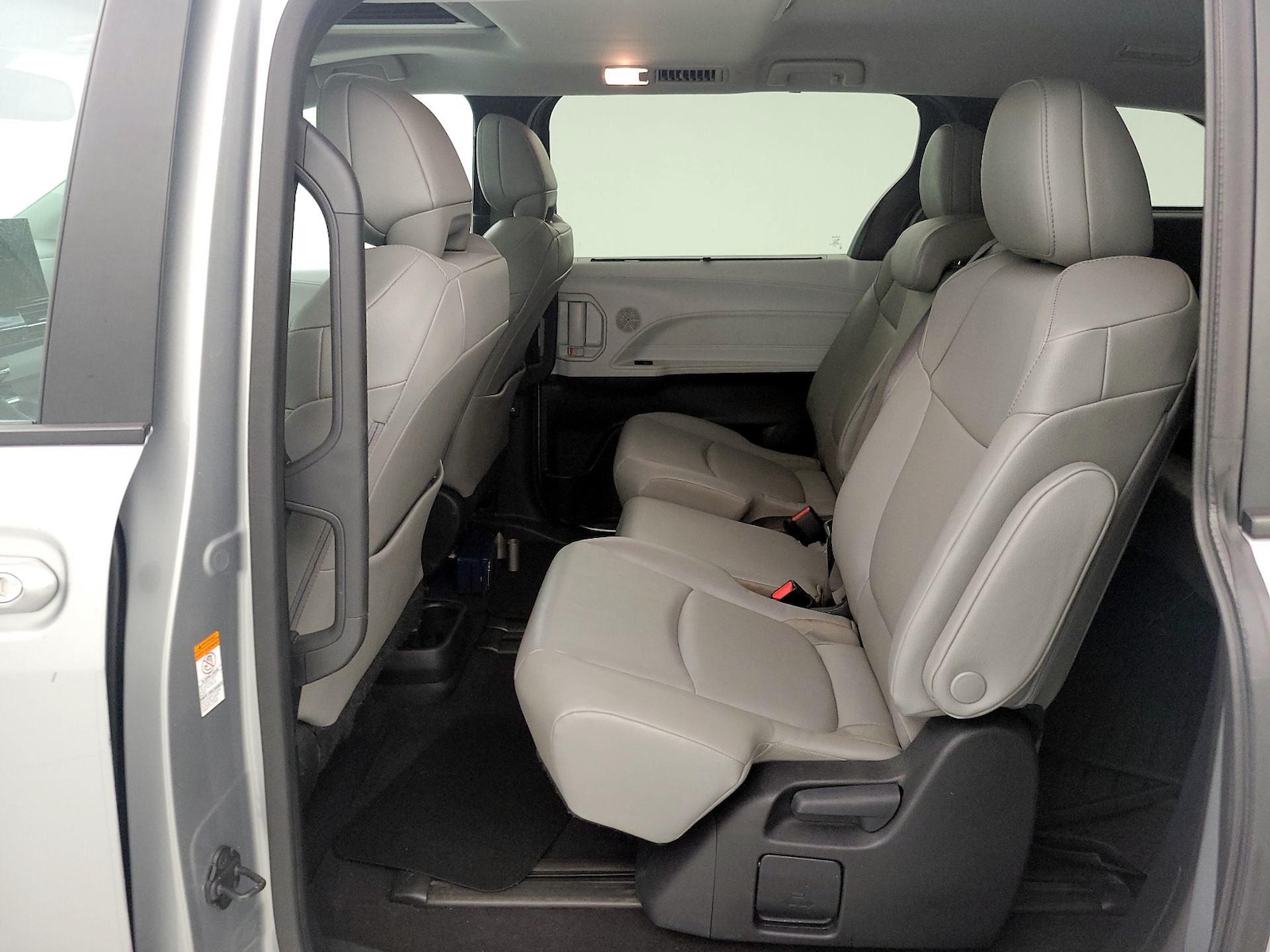 2025 Toyota Sienna XLE - Photo 21