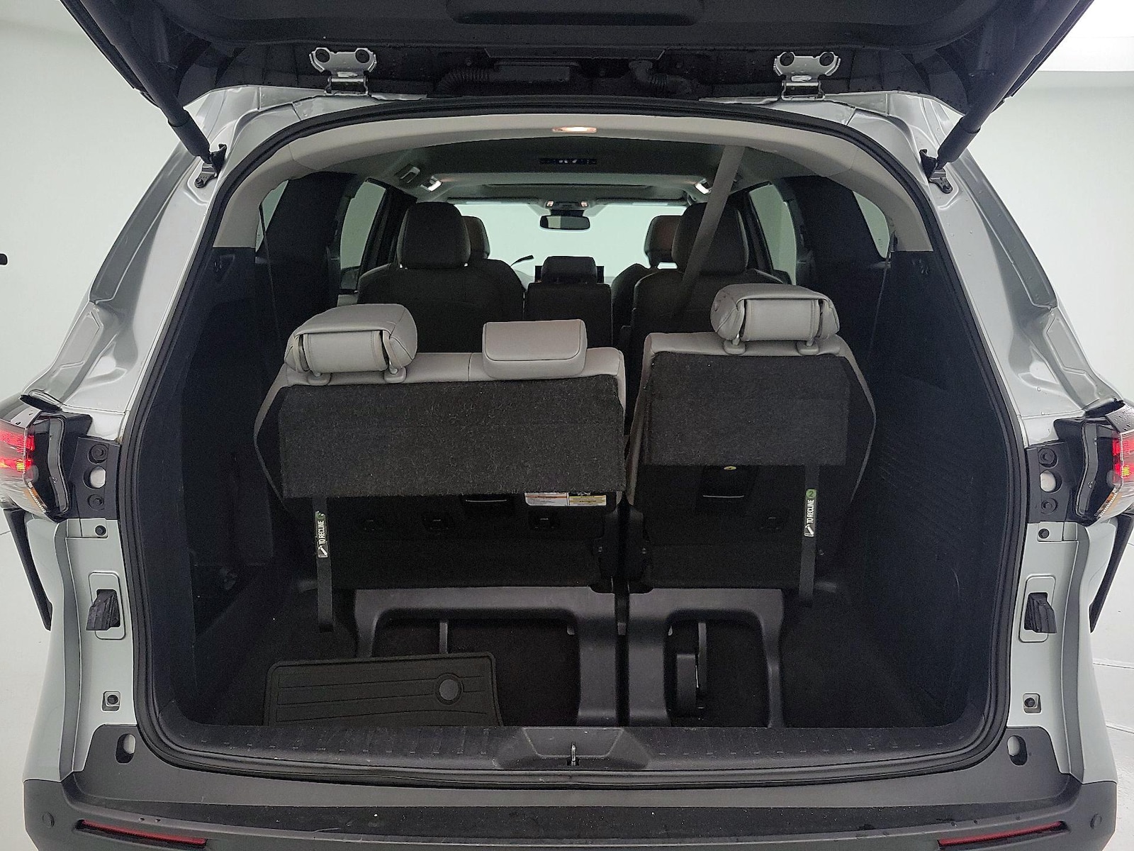 2025 Toyota Sienna XLE - Photo 23