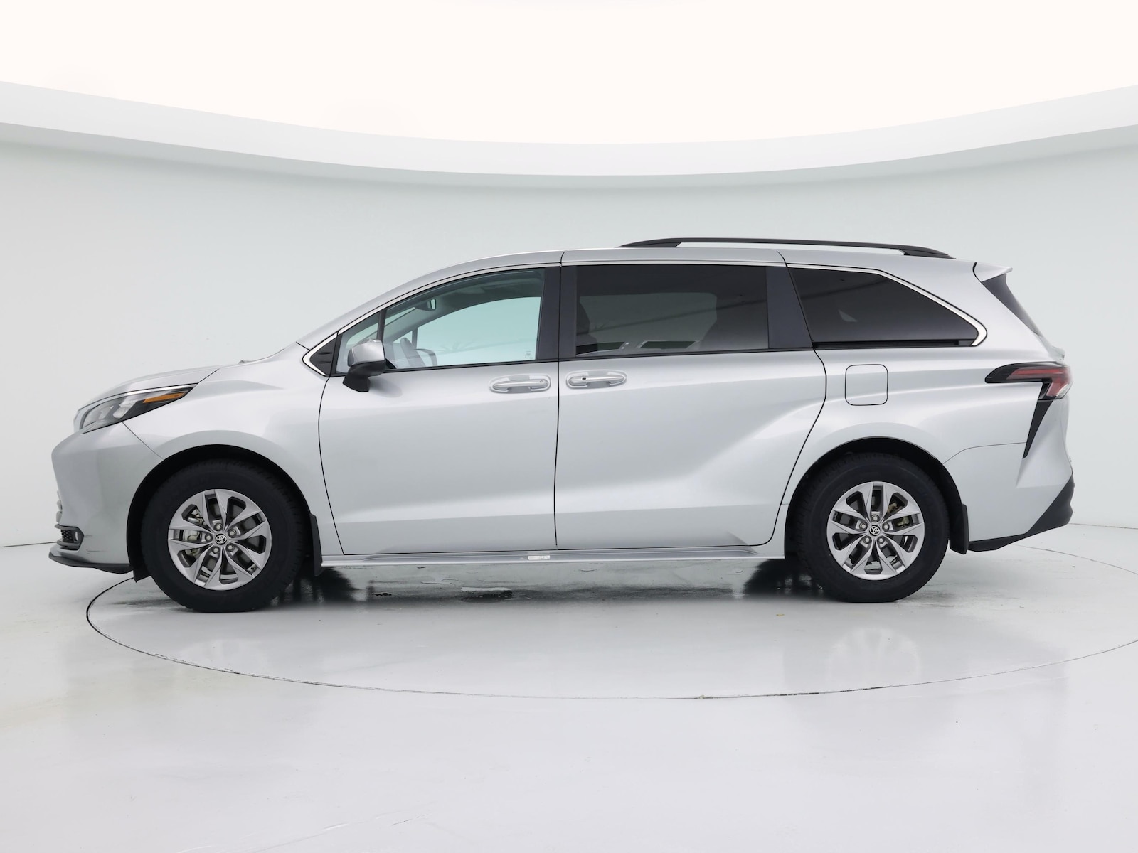 2025 Toyota Sienna XLE - Photo 4