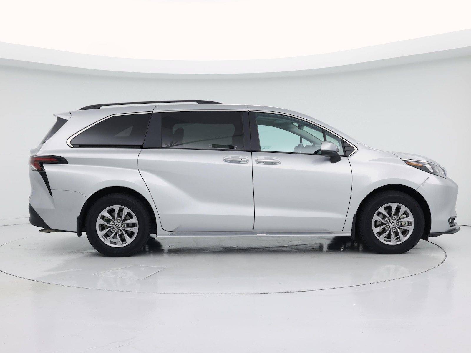 2025 Toyota Sienna XLE - Photo 8