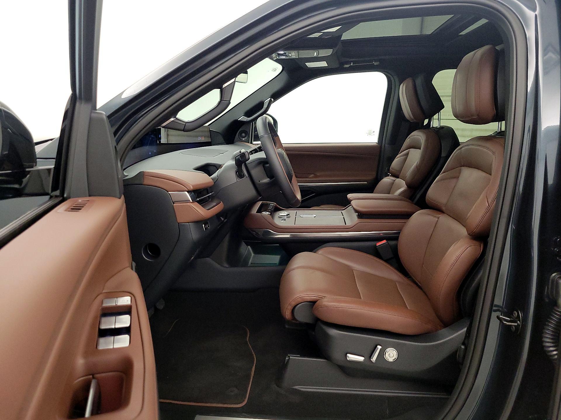 Thumbnail: 2025 Lincoln Navigator L - 11