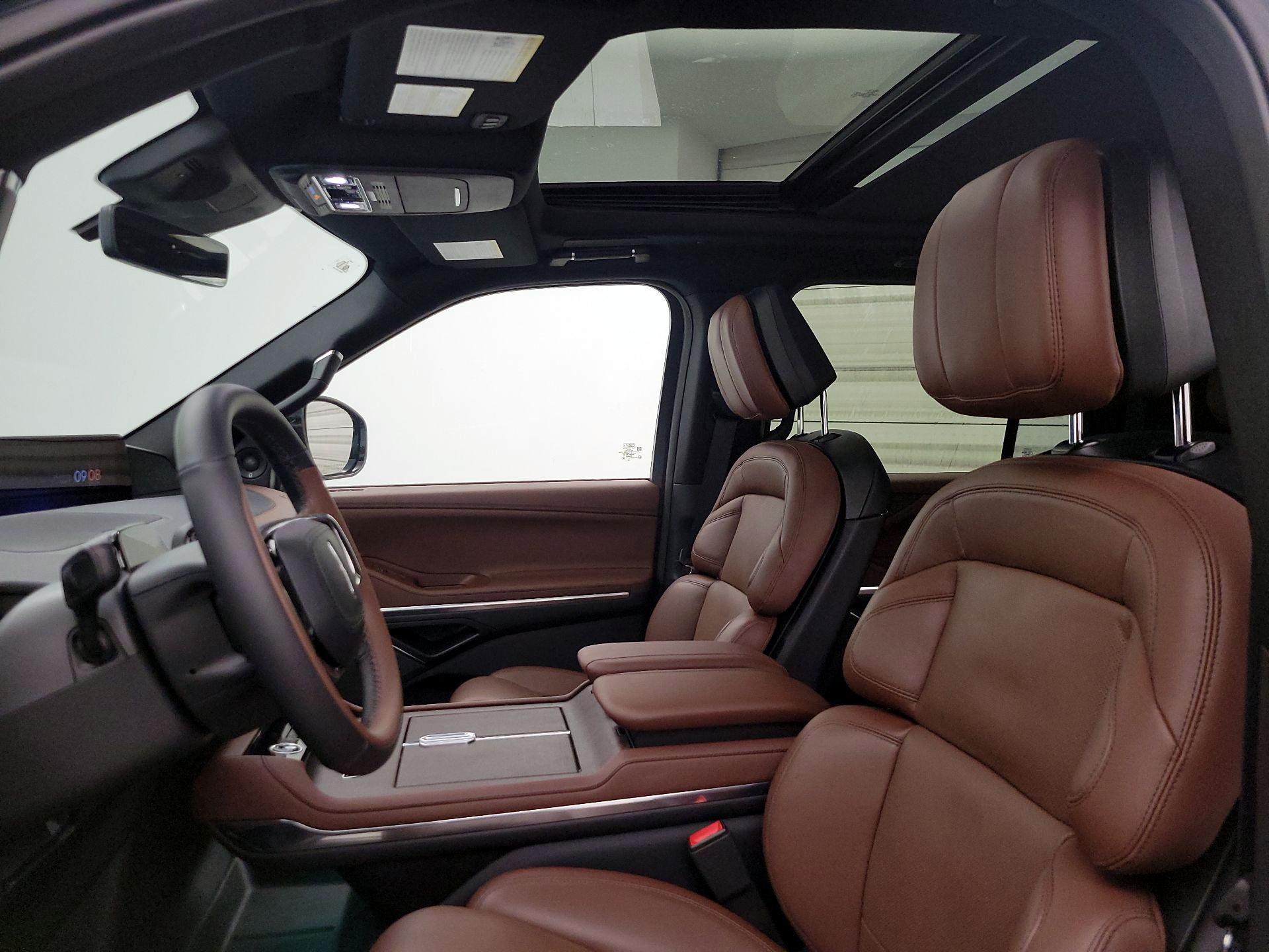 Thumbnail: 2025 Lincoln Navigator L - 19