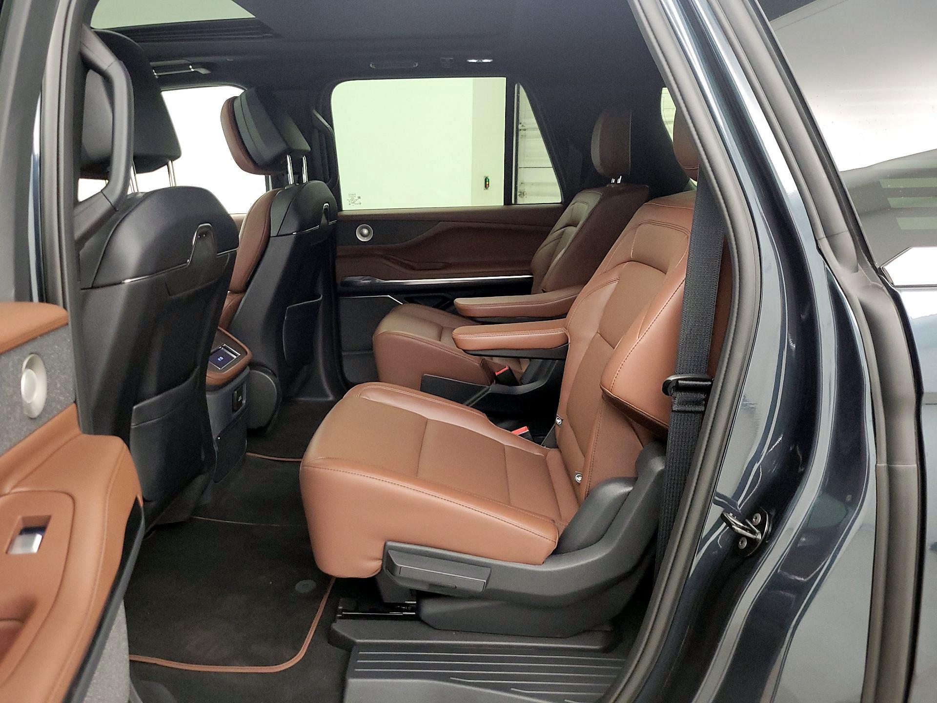 Thumbnail: 2025 Lincoln Navigator L - 20