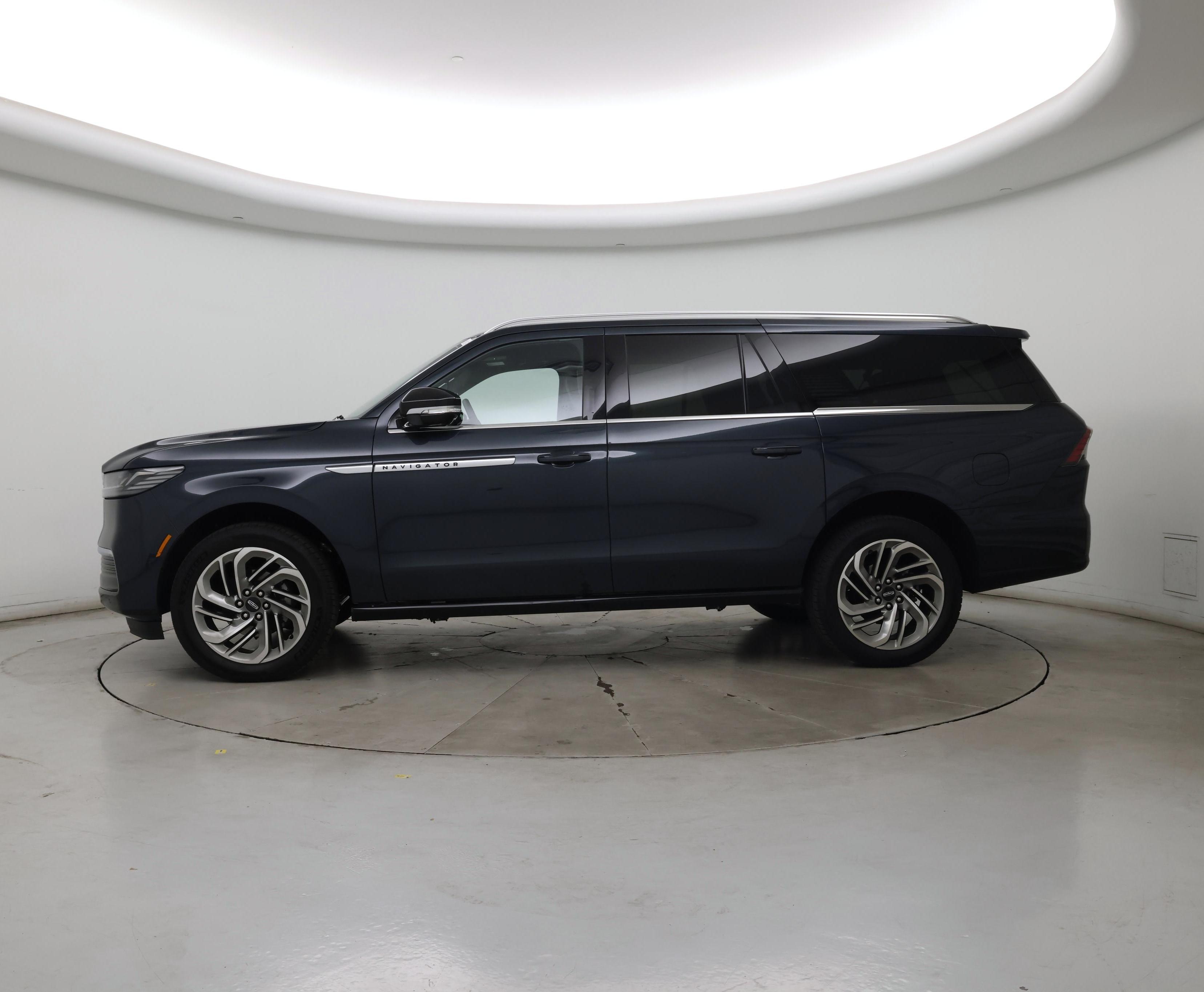 Thumbnail: 2025 Lincoln Navigator L - 3