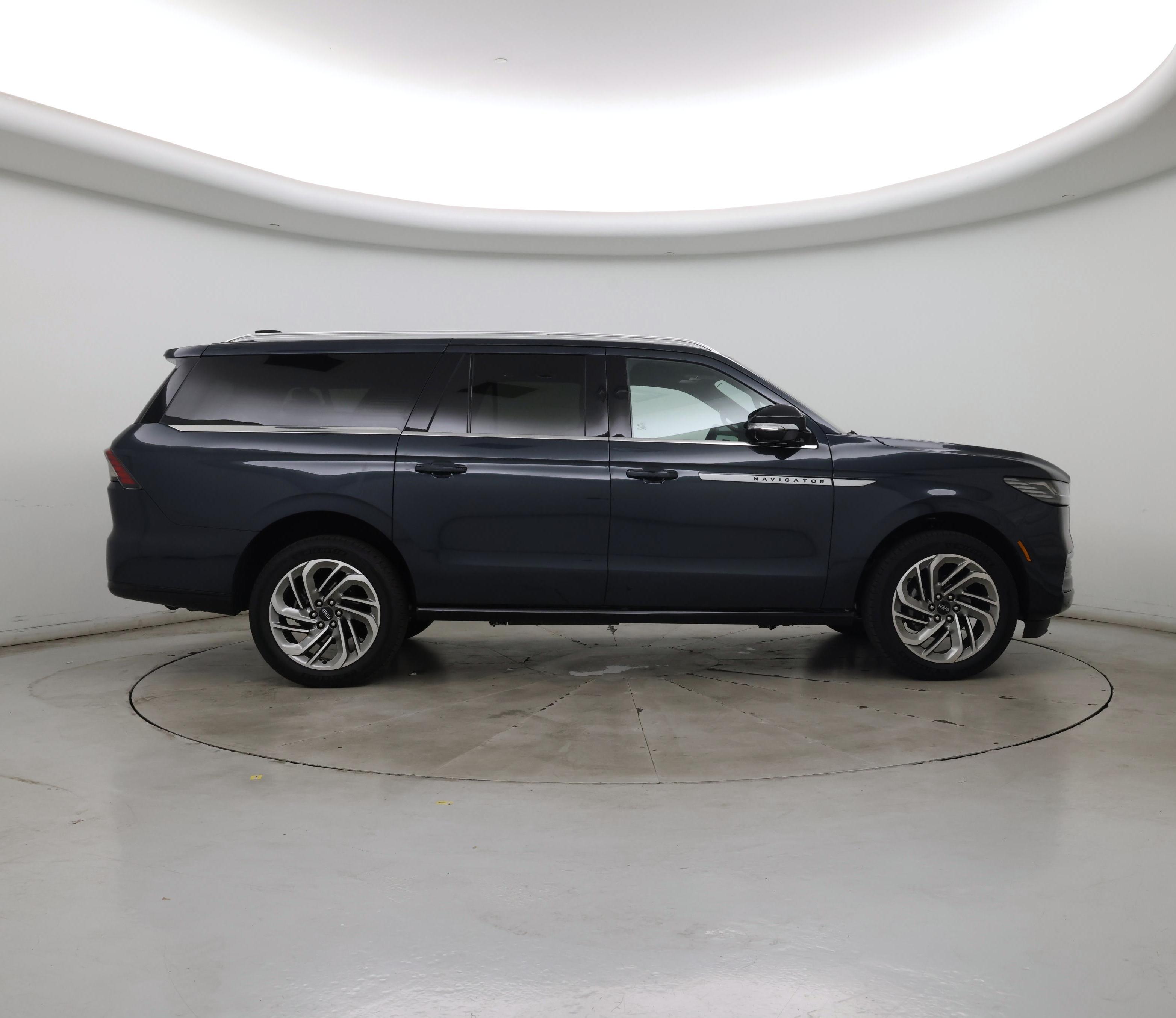 Thumbnail: 2025 Lincoln Navigator L - 7