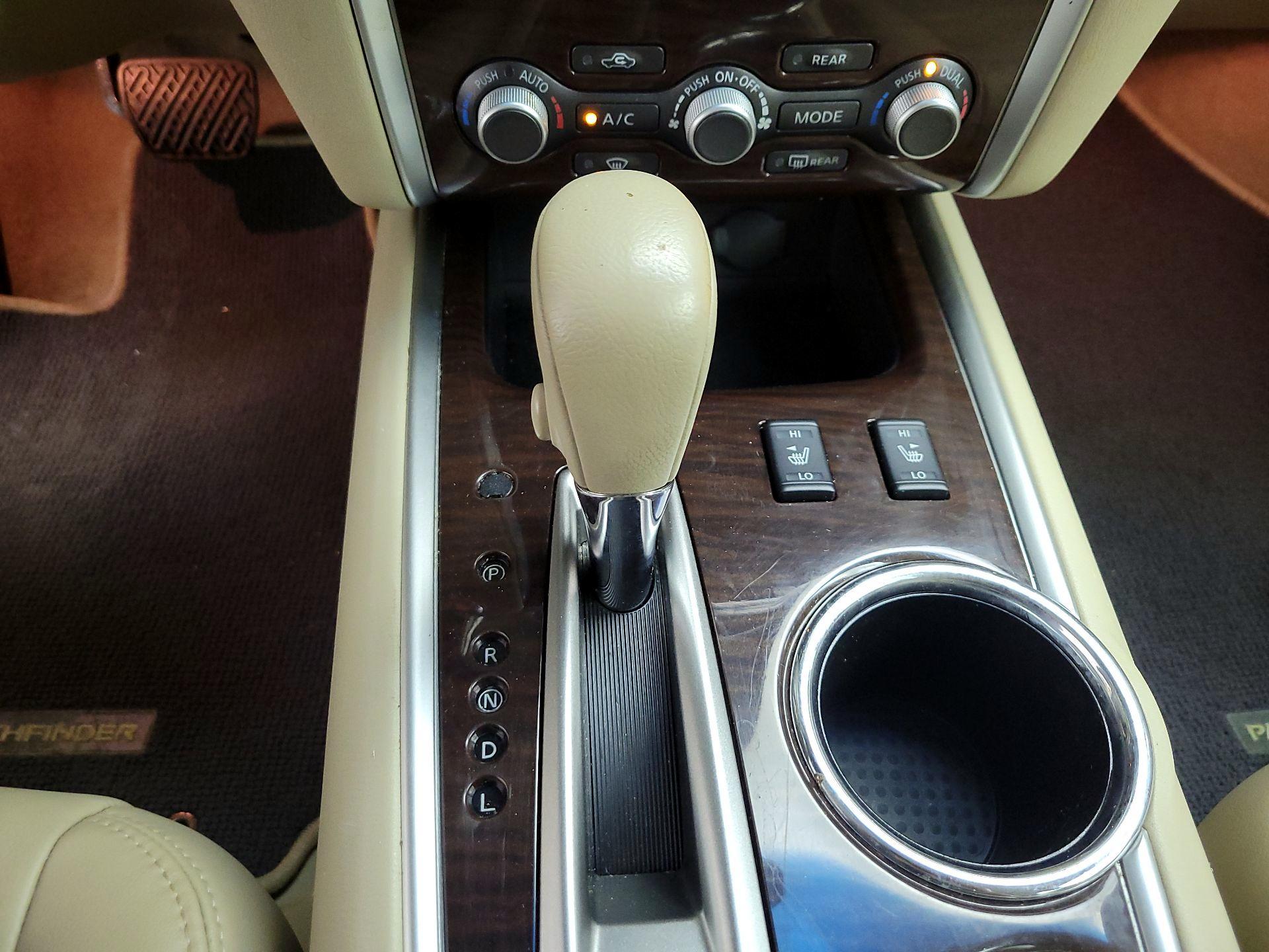 Thumbnail: 2015 Nissan Pathfinder - 16