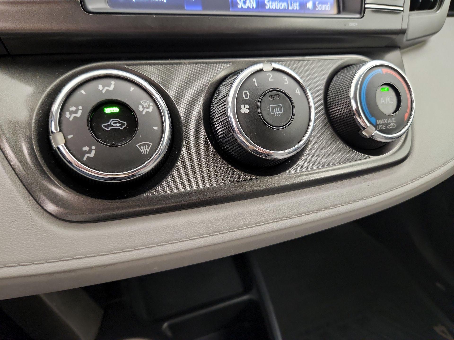 Thumbnail: 2014 Toyota RAV4 - 16