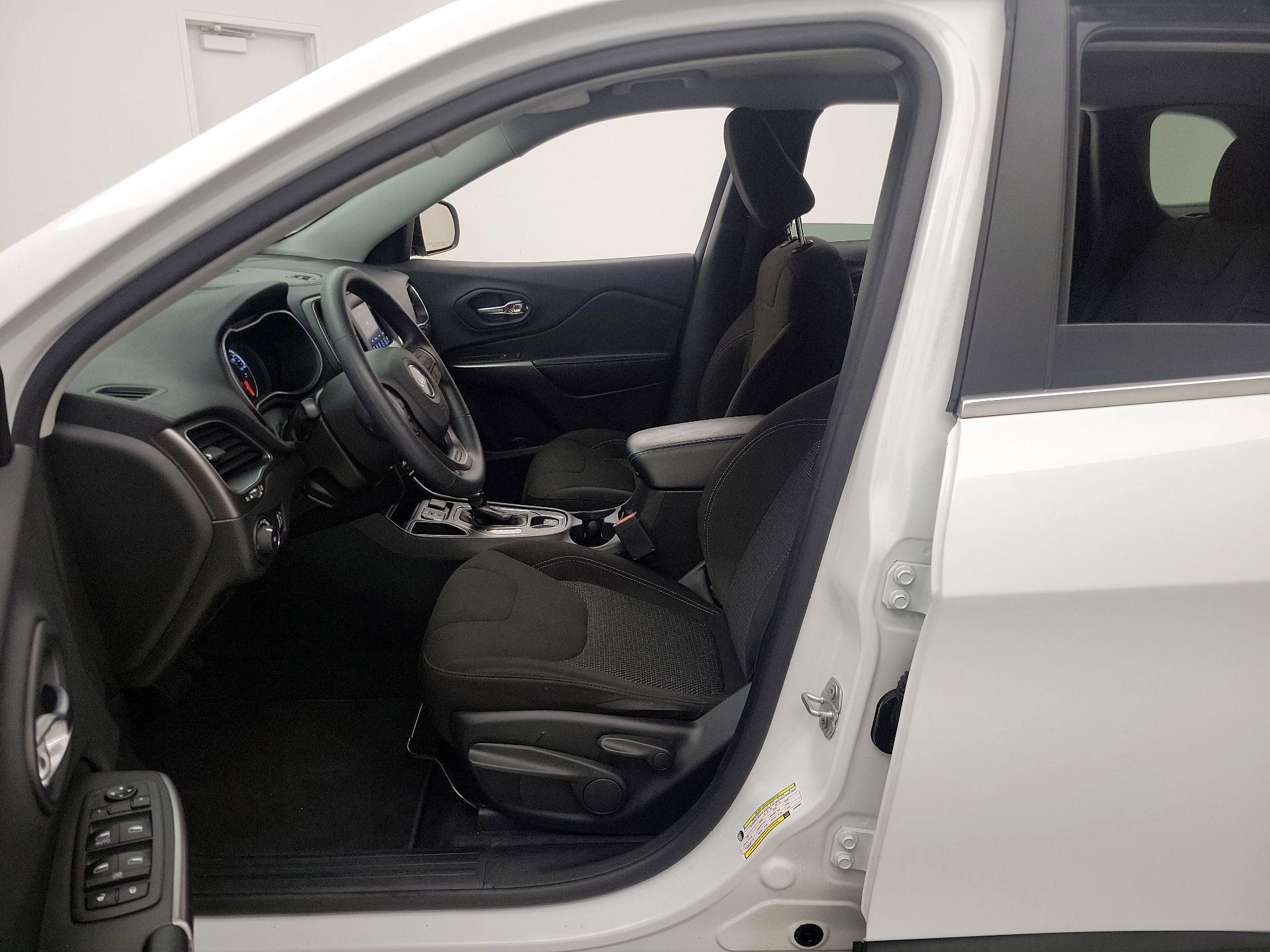 Thumbnail: 2019 Jeep Cherokee - 11