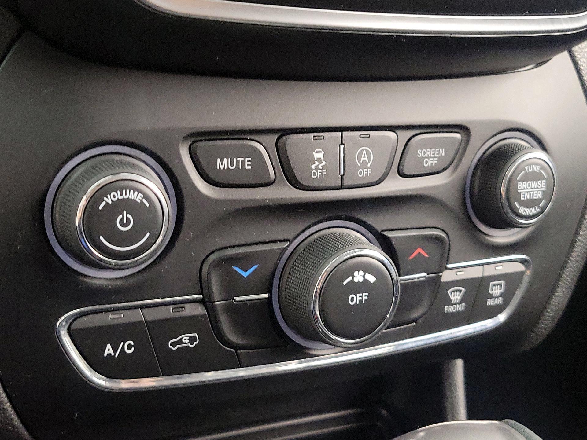 Thumbnail: 2019 Jeep Cherokee - 16