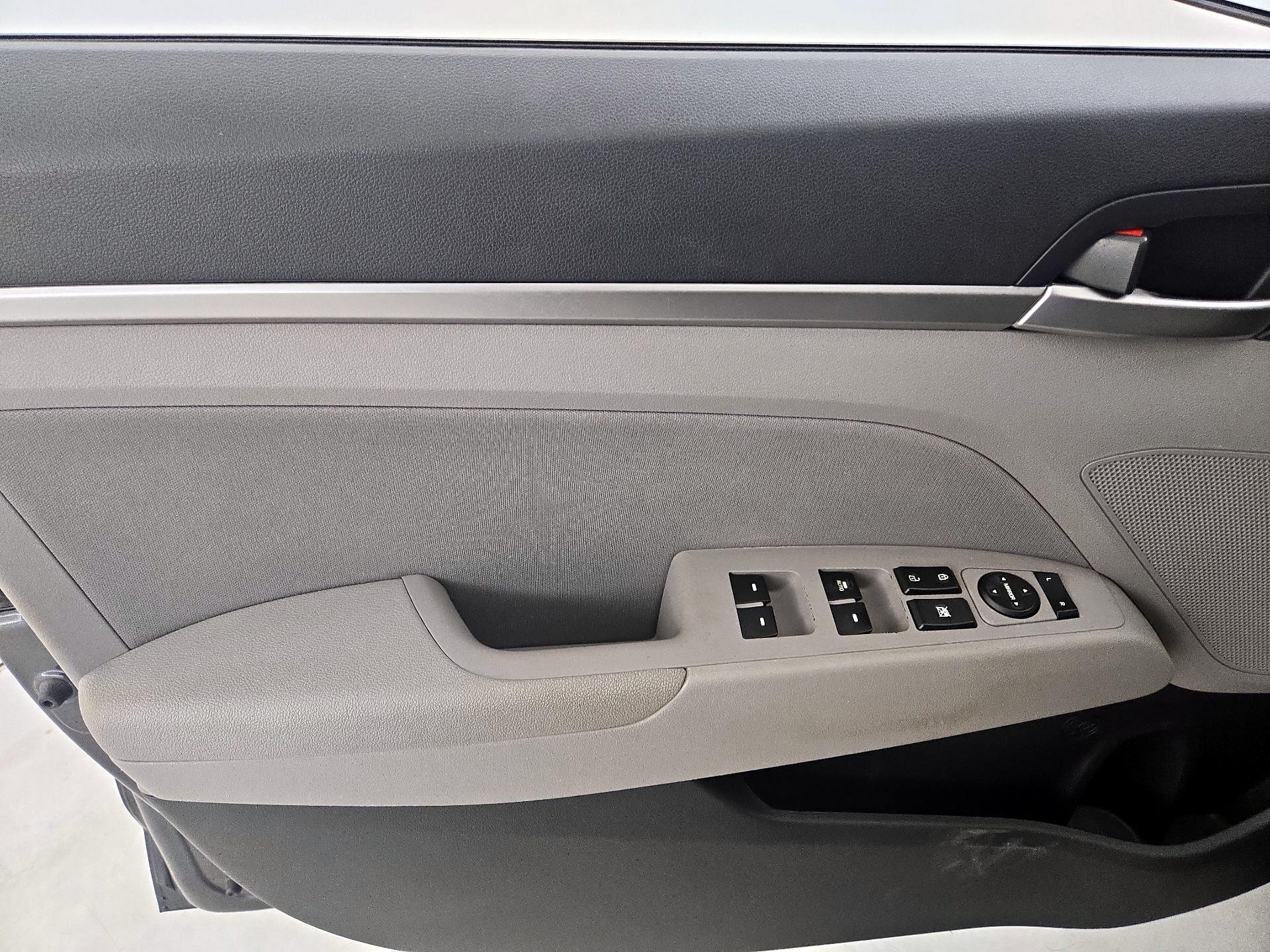 Thumbnail: 2020 Hyundai Elantra - 12