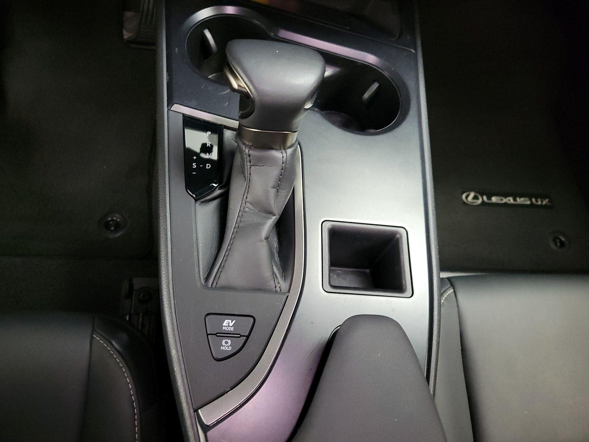 Thumbnail: 2023 Lexus UX - 18