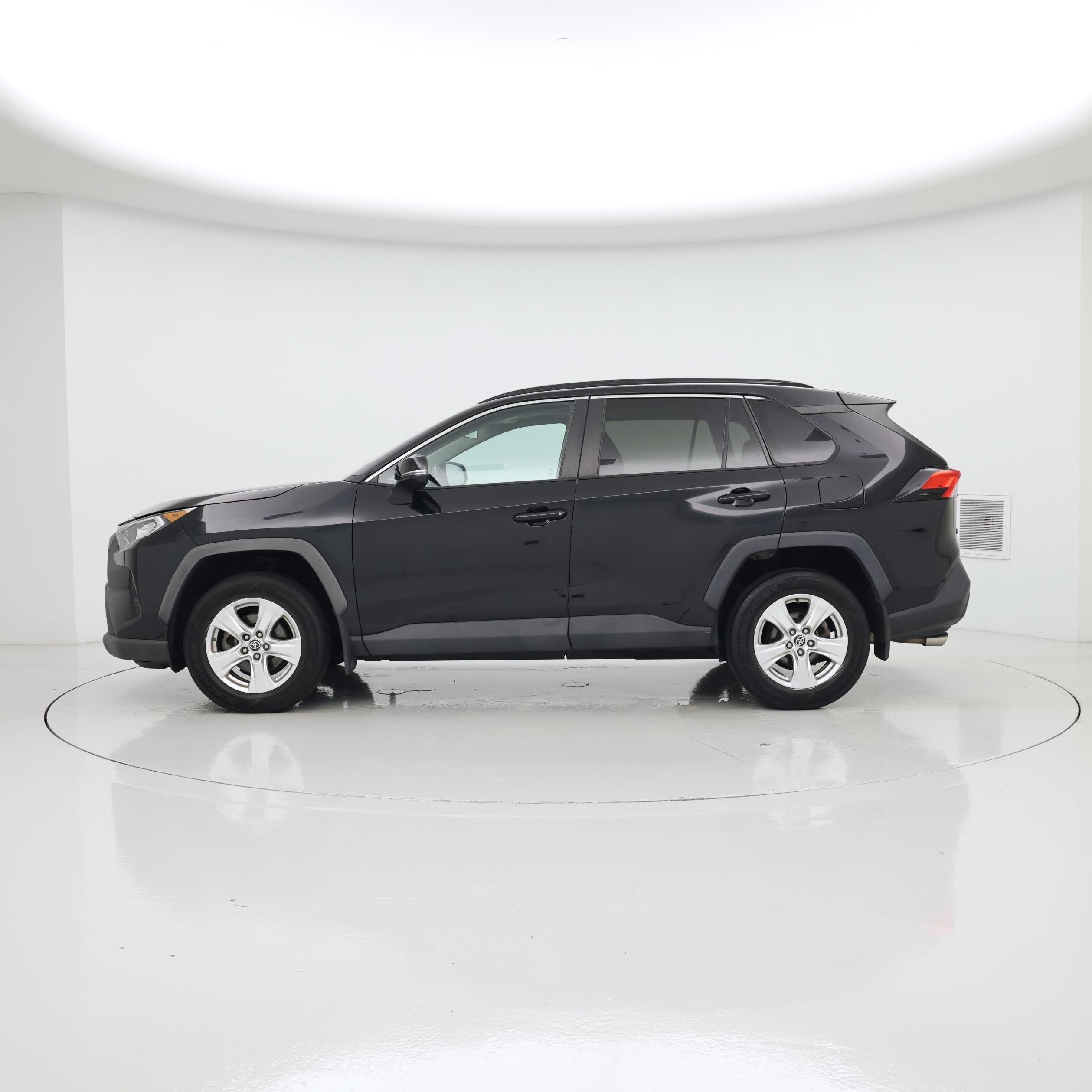Thumbnail: 2021 Toyota RAV4 - 3