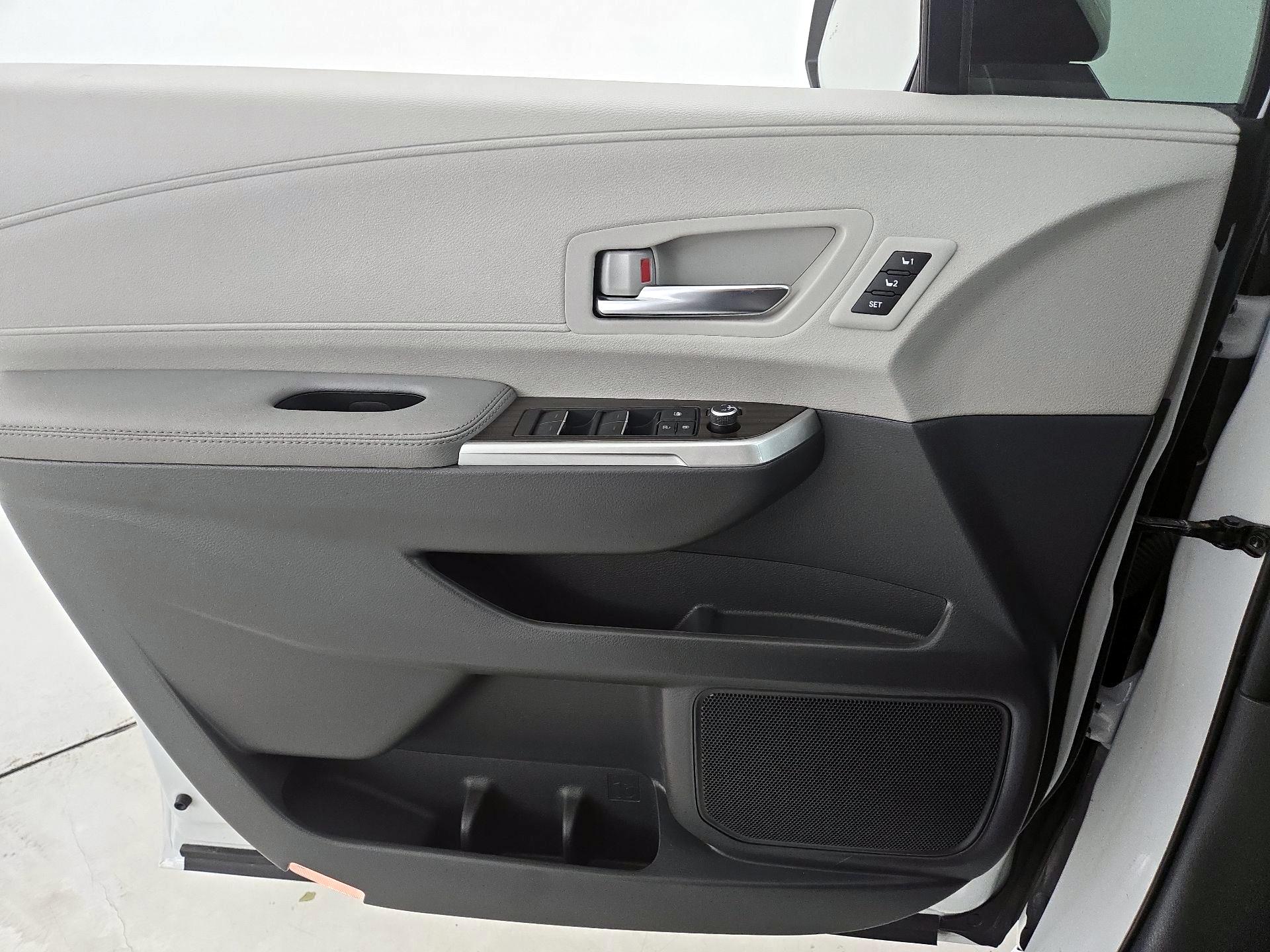 Thumbnail: 2024 Toyota Sienna - 12