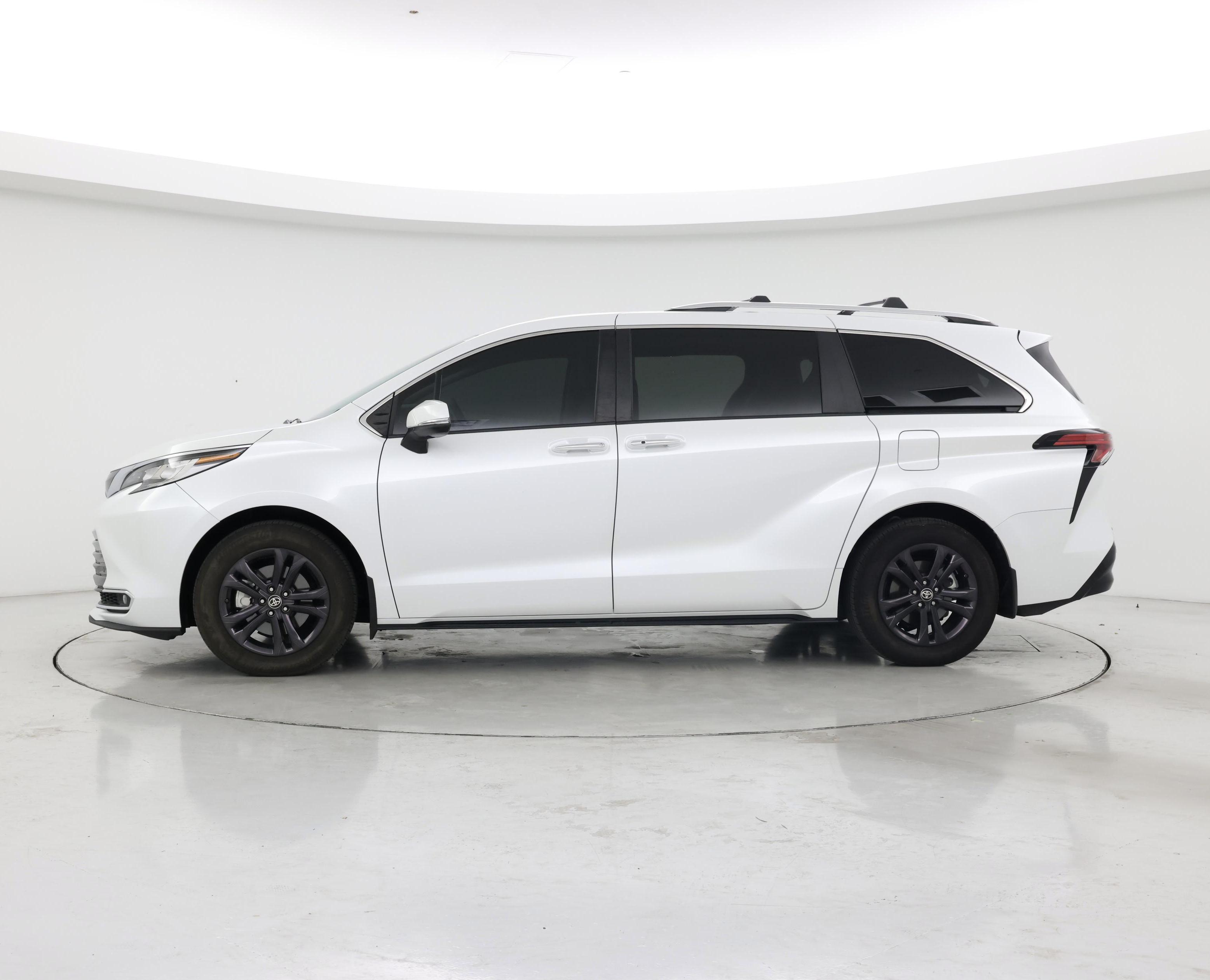 Thumbnail: 2024 Toyota Sienna - 3