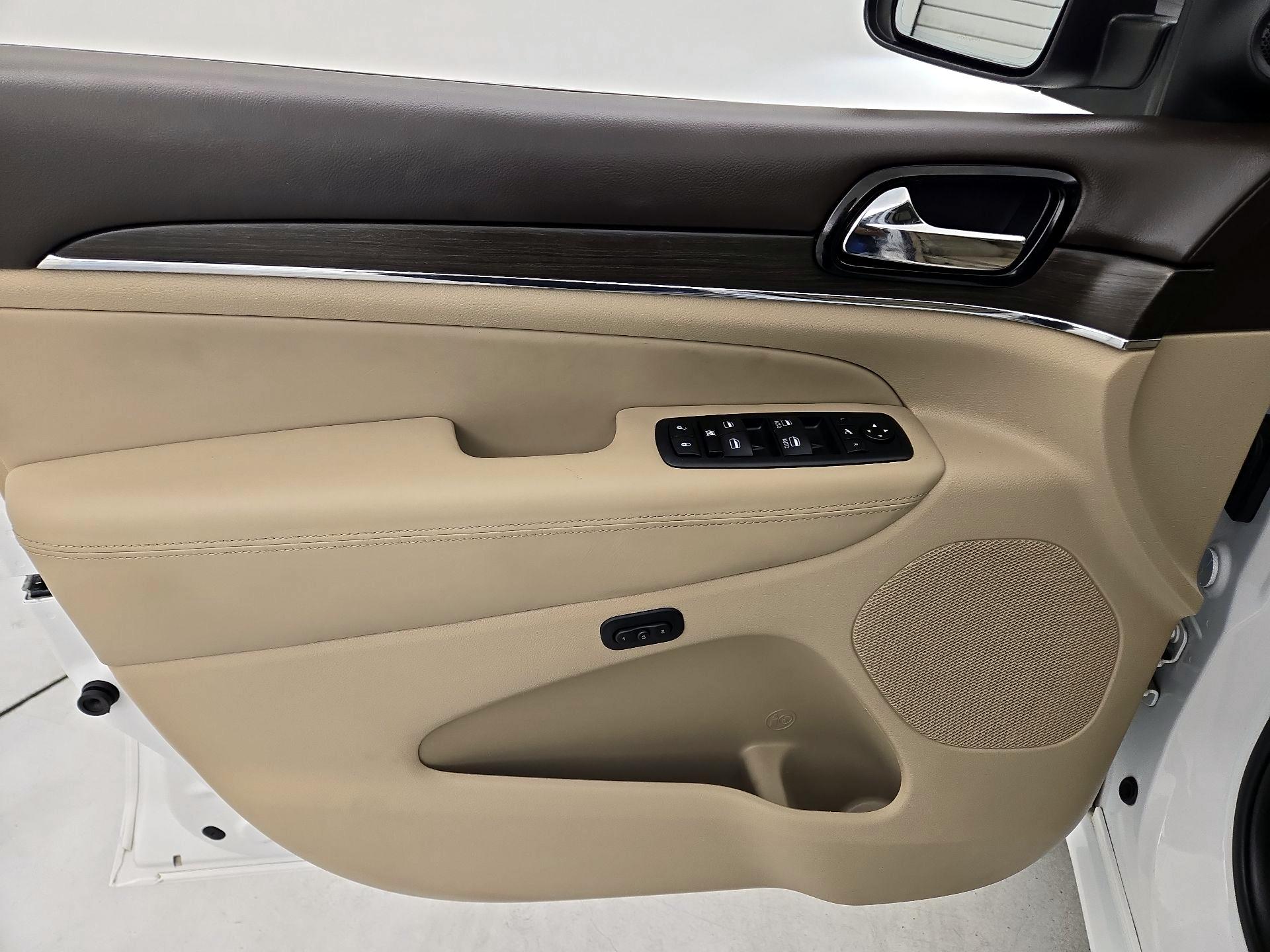 Thumbnail: 2020 Jeep Grand Cherokee - 12