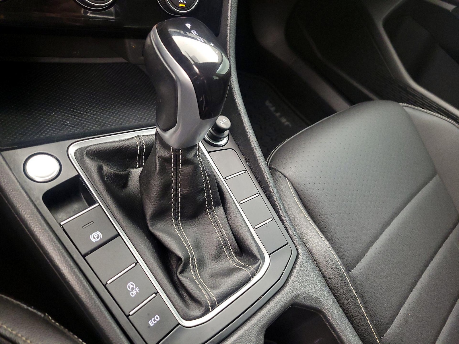 2022 Volkswagen Jetta SE - Photo 18
