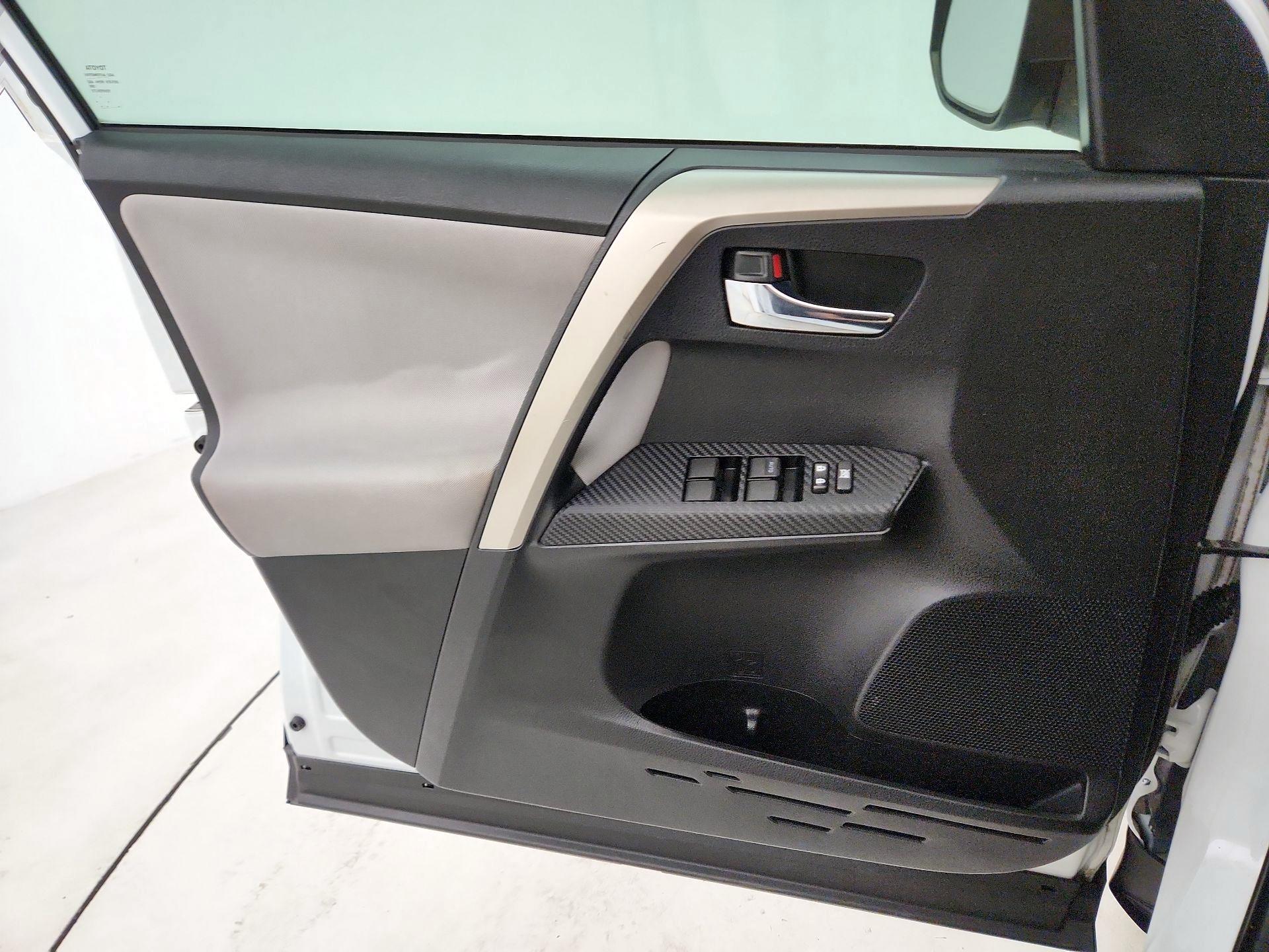 Thumbnail: 2015 Toyota RAV4 - 10