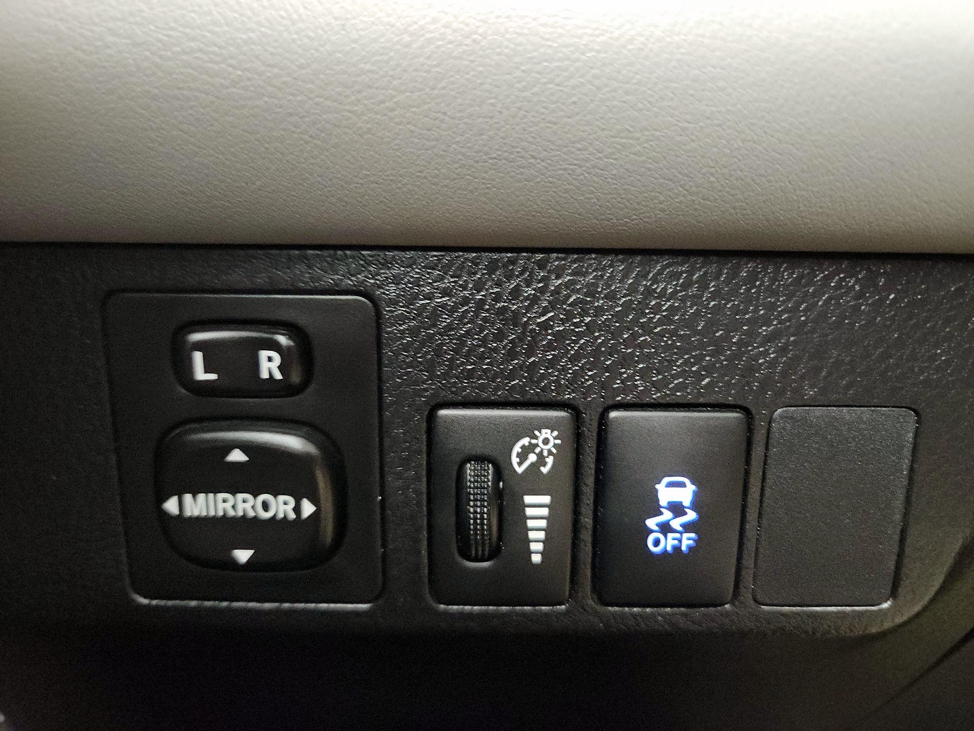Thumbnail: 2015 Toyota RAV4 - 11