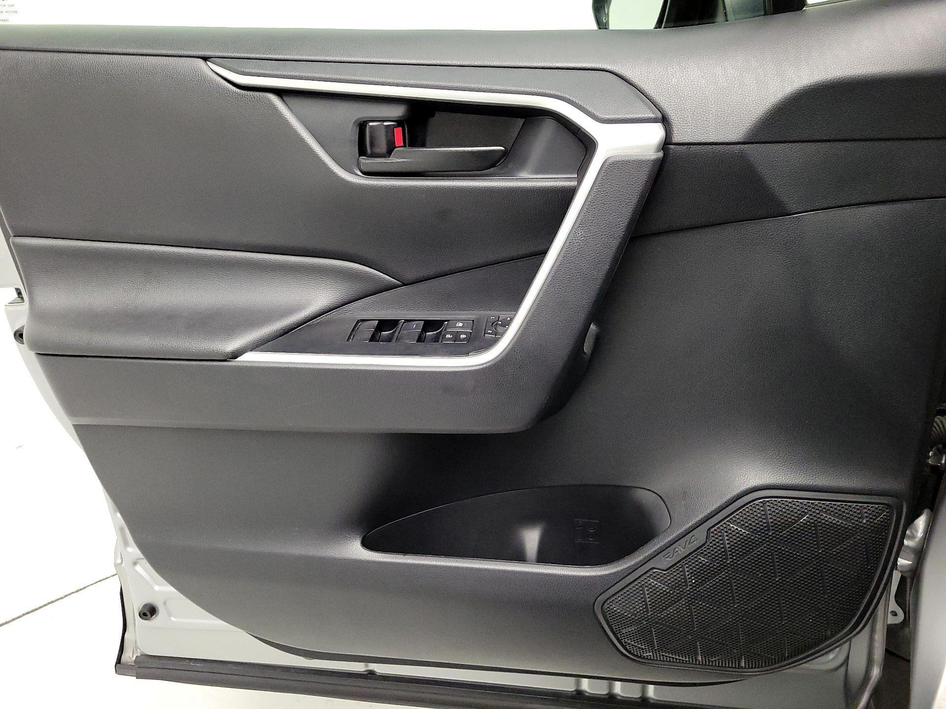 Thumbnail: 2020 Toyota RAV4 - 12