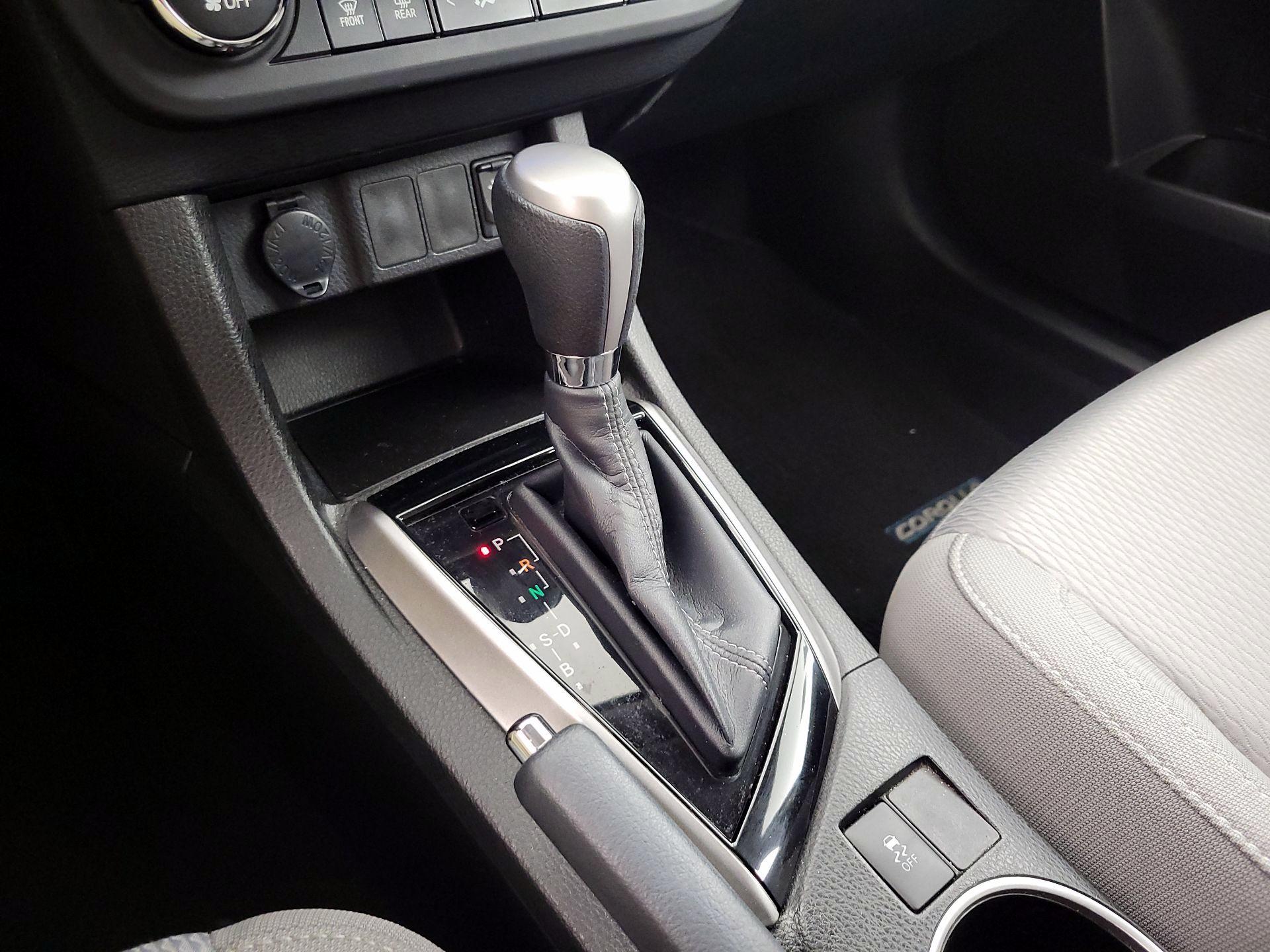 Thumbnail: 2015 Toyota Corolla - 17
