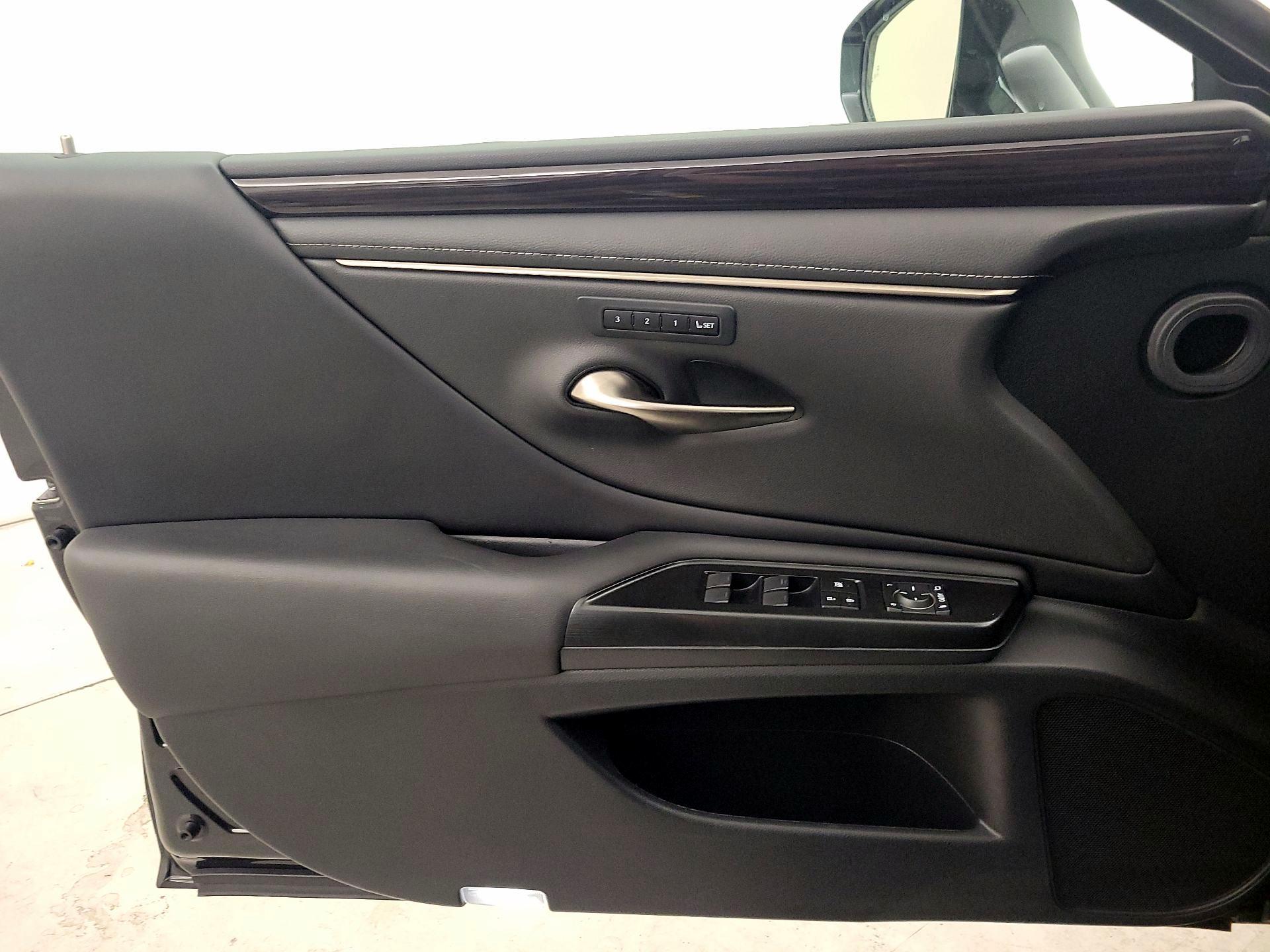 Thumbnail: 2020 Lexus ES - 12