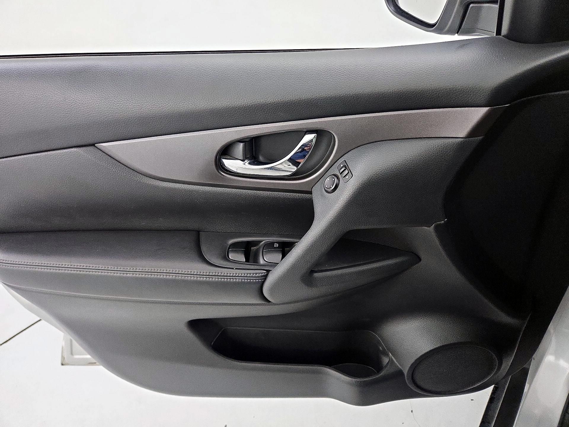 Thumbnail: 2016 Nissan Rogue - 12