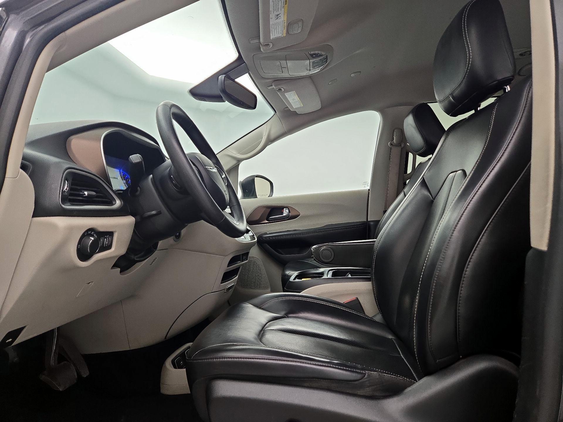 Thumbnail: 2020 Chrysler Voyager - 11