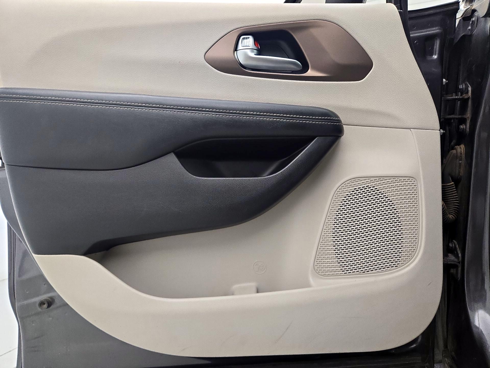 Thumbnail: 2020 Chrysler Voyager - 12