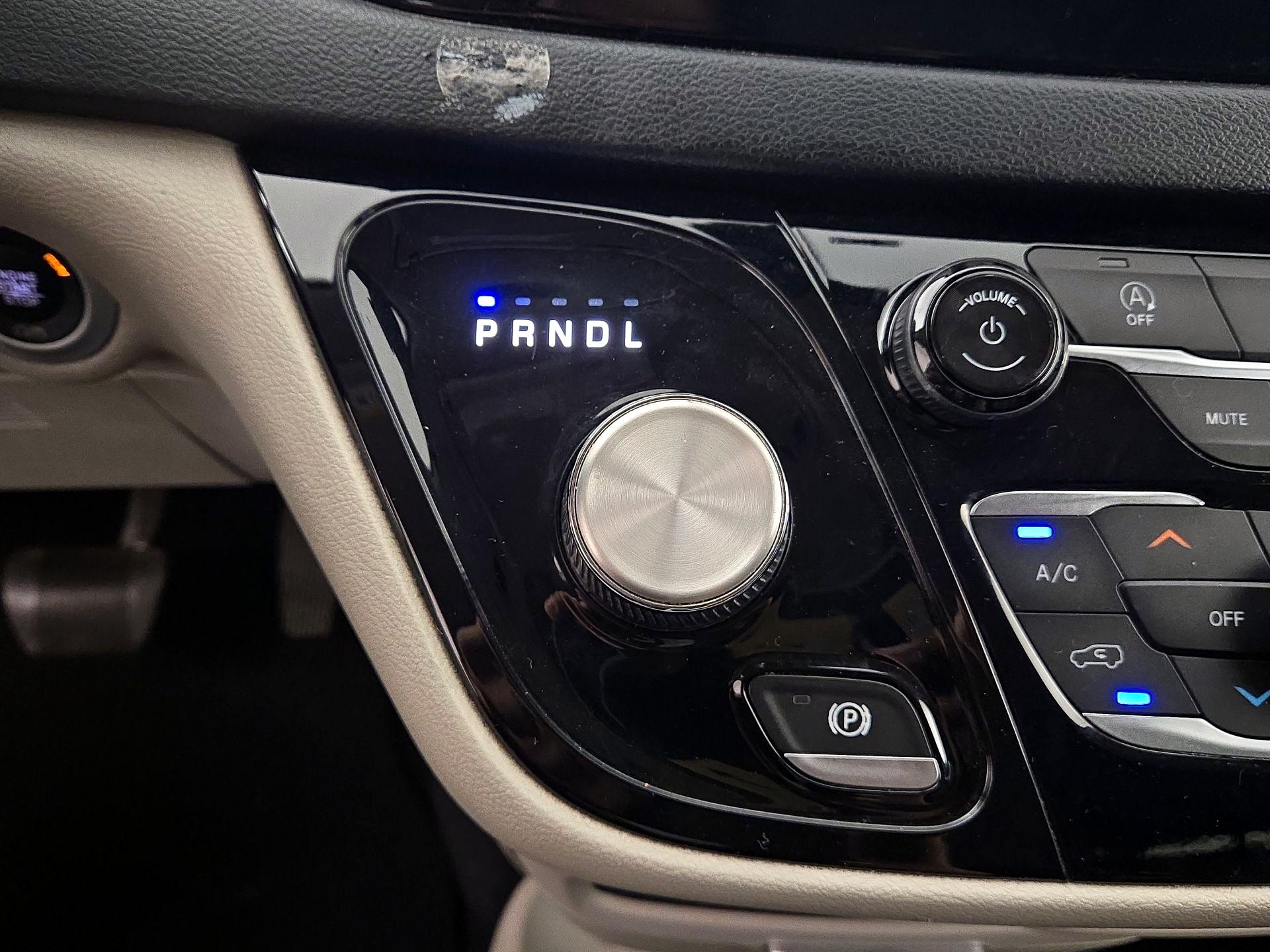 Thumbnail: 2020 Chrysler Voyager - 17