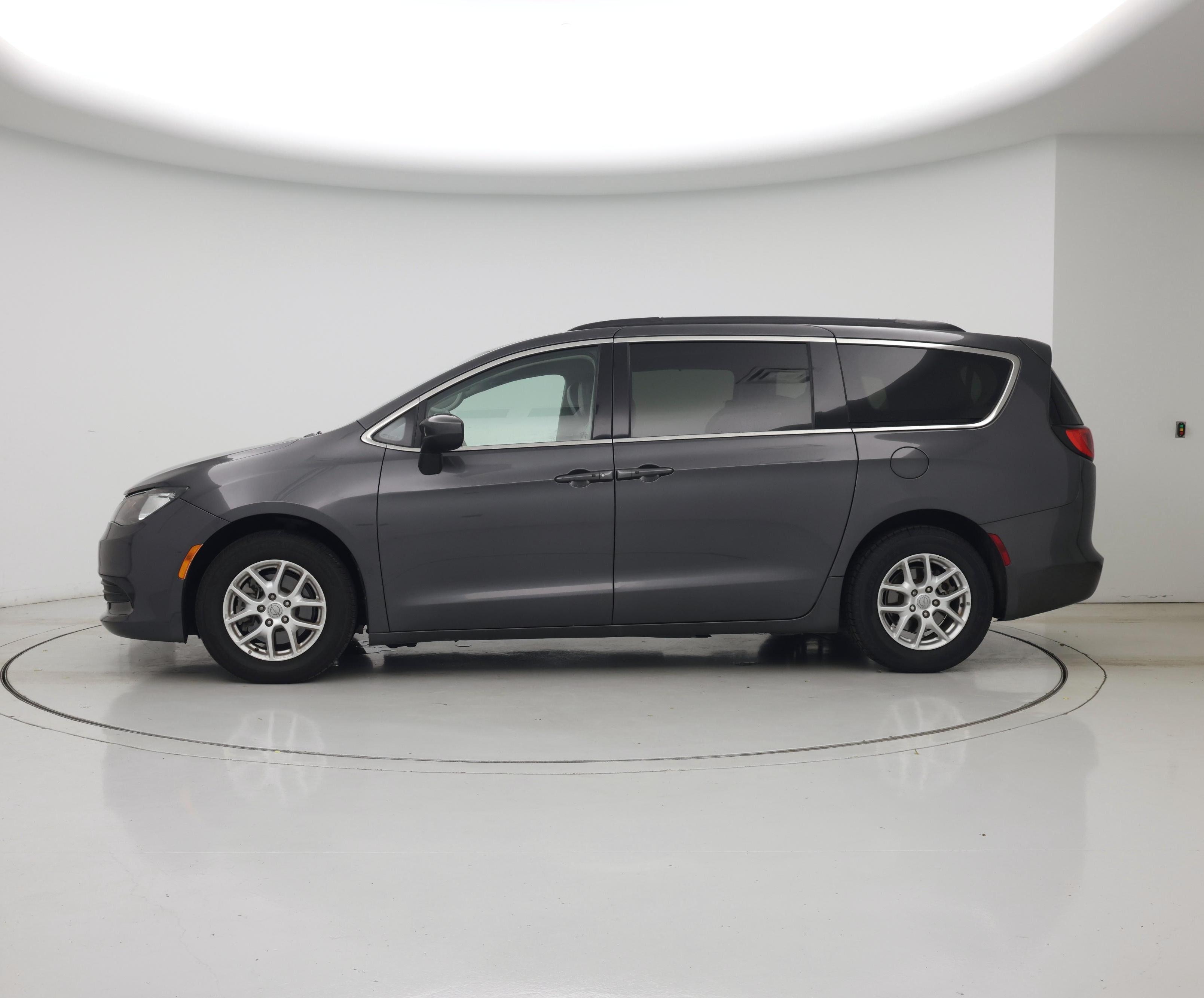 Thumbnail: 2020 Chrysler Voyager - 3