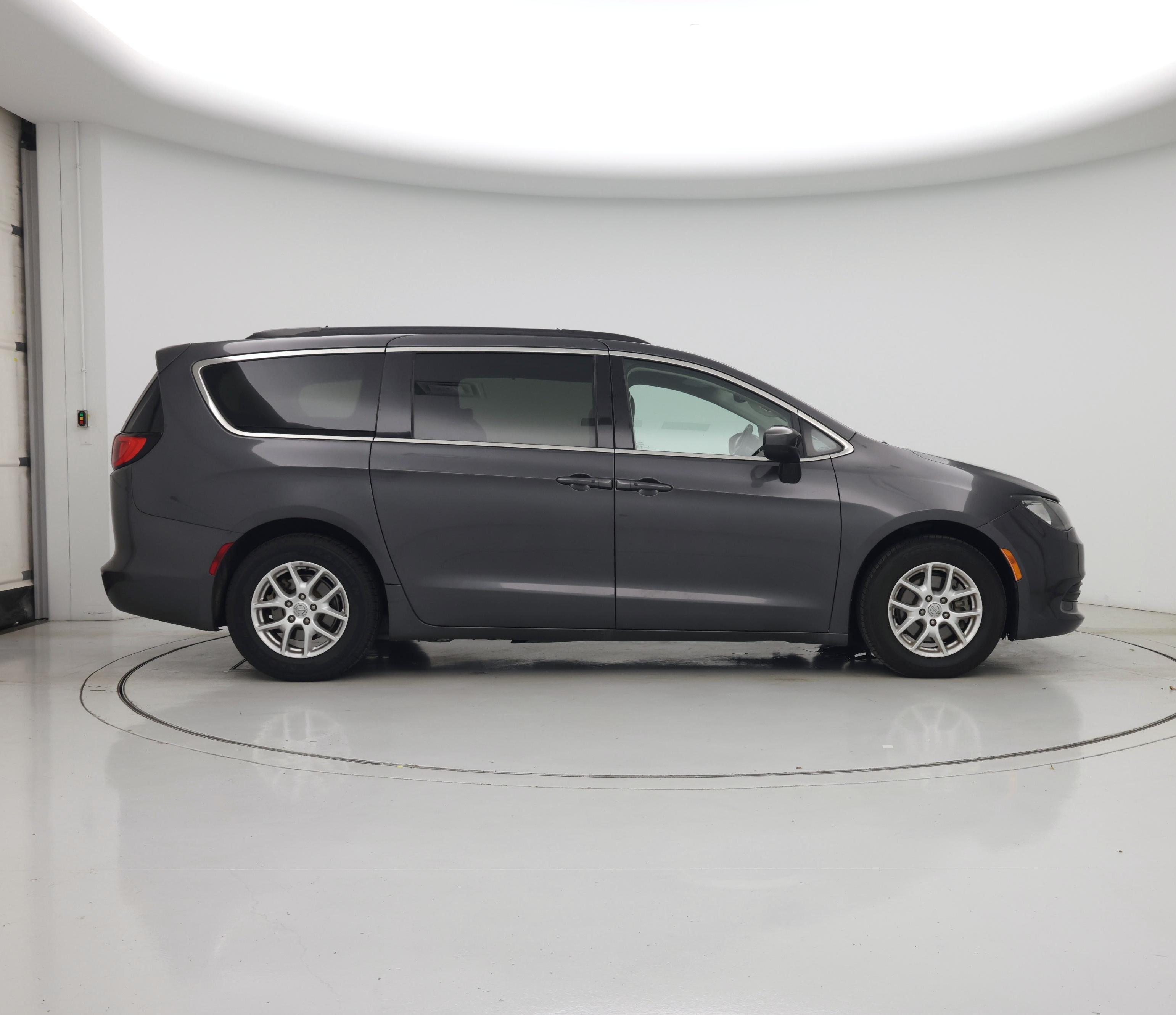 Thumbnail: 2020 Chrysler Voyager - 7