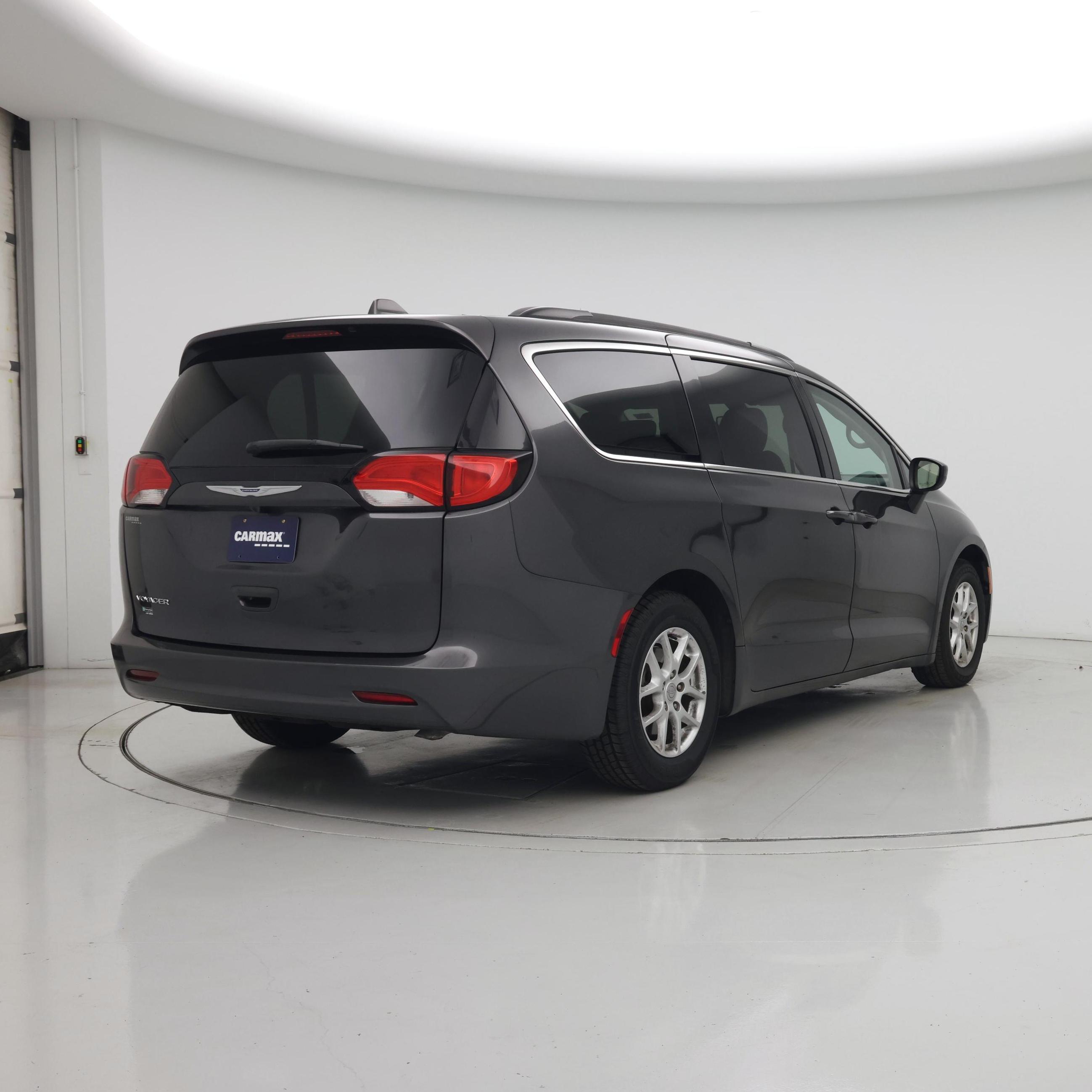 Thumbnail: 2020 Chrysler Voyager - 8