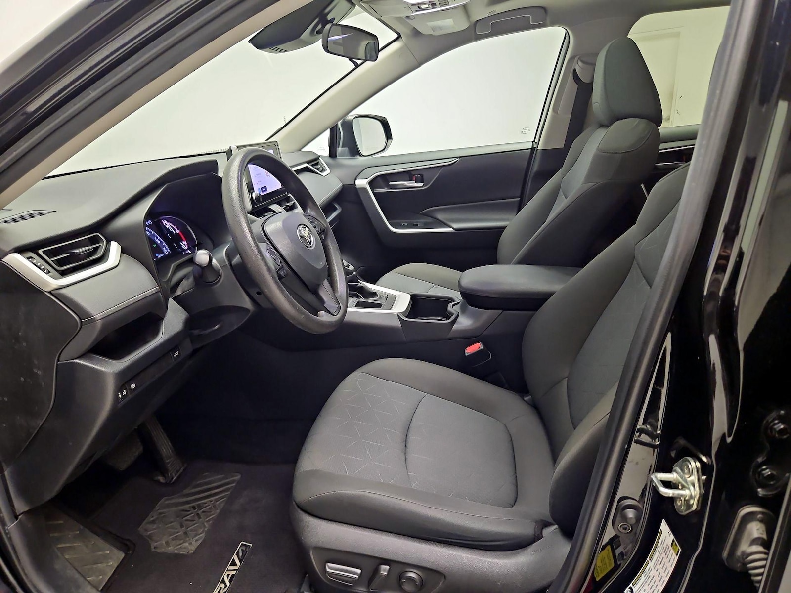 2023 Toyota RAV4 XLE - Photo 12