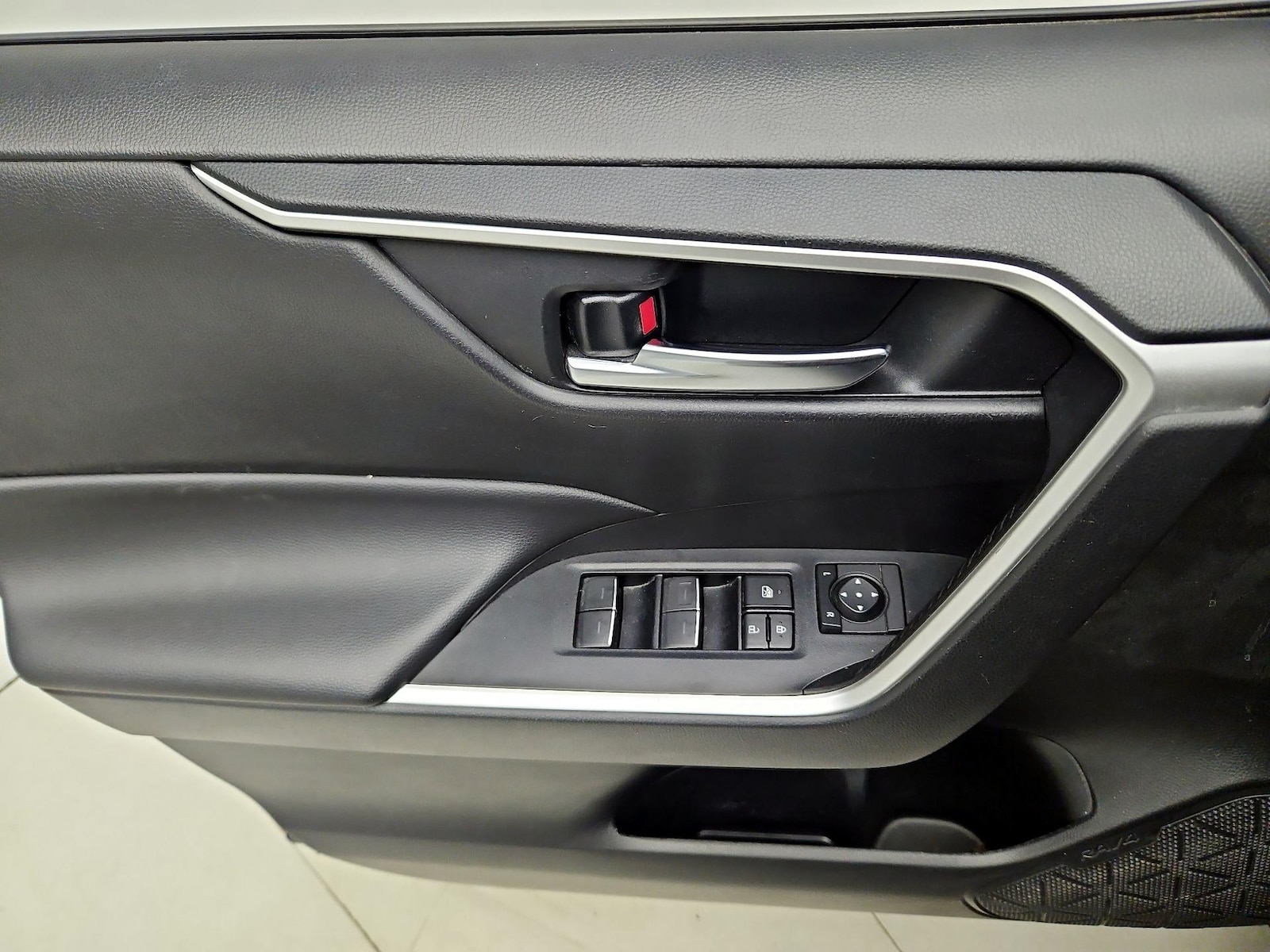 2023 Toyota RAV4 XLE - Photo 13