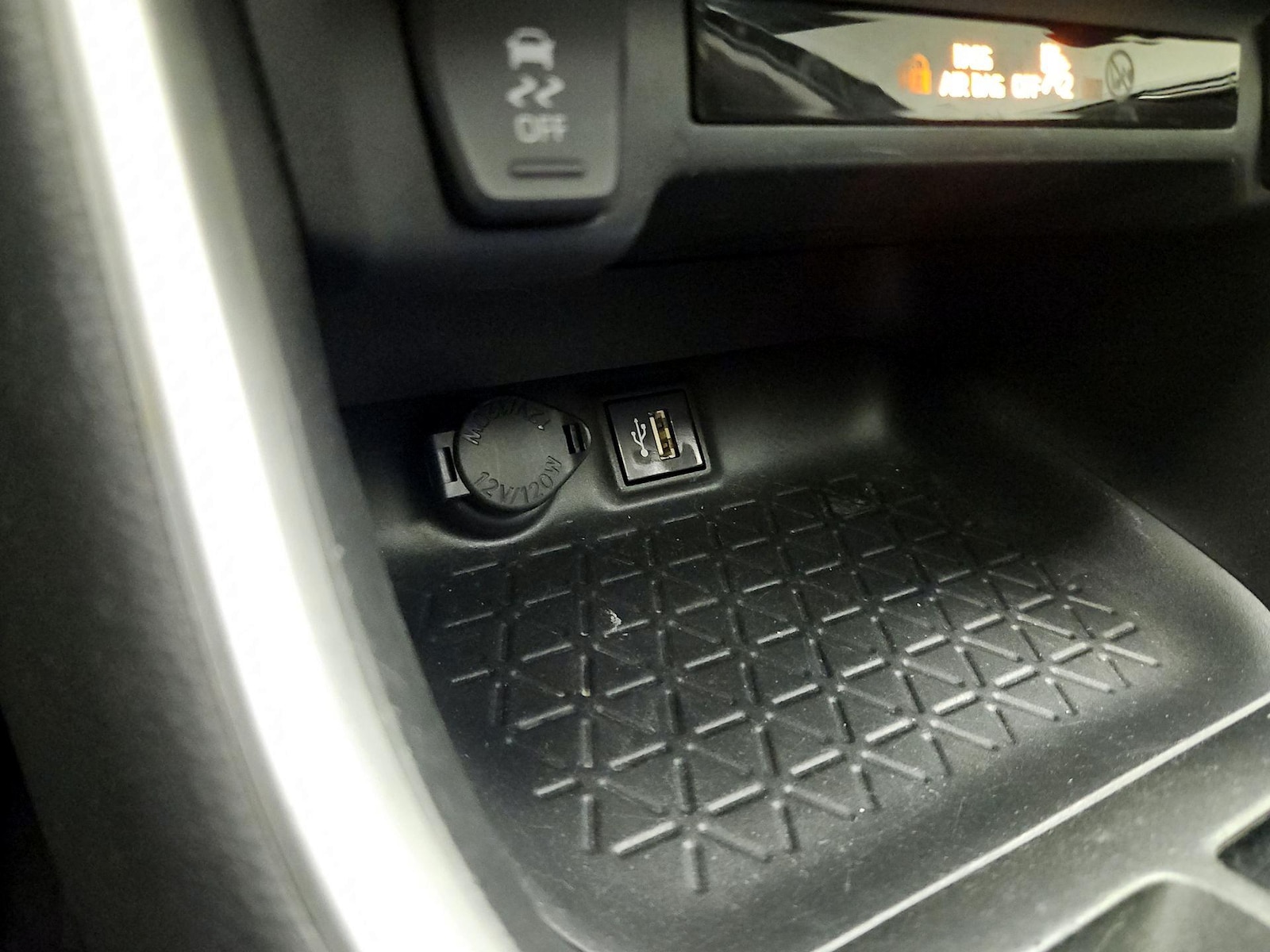 2023 Toyota RAV4 XLE - Photo 19