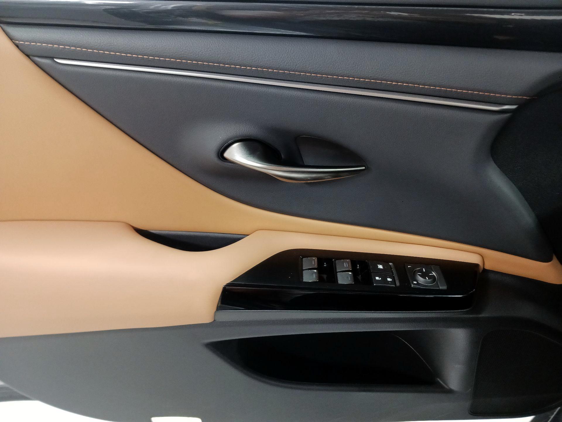 Thumbnail: 2025 Lexus ES - 12